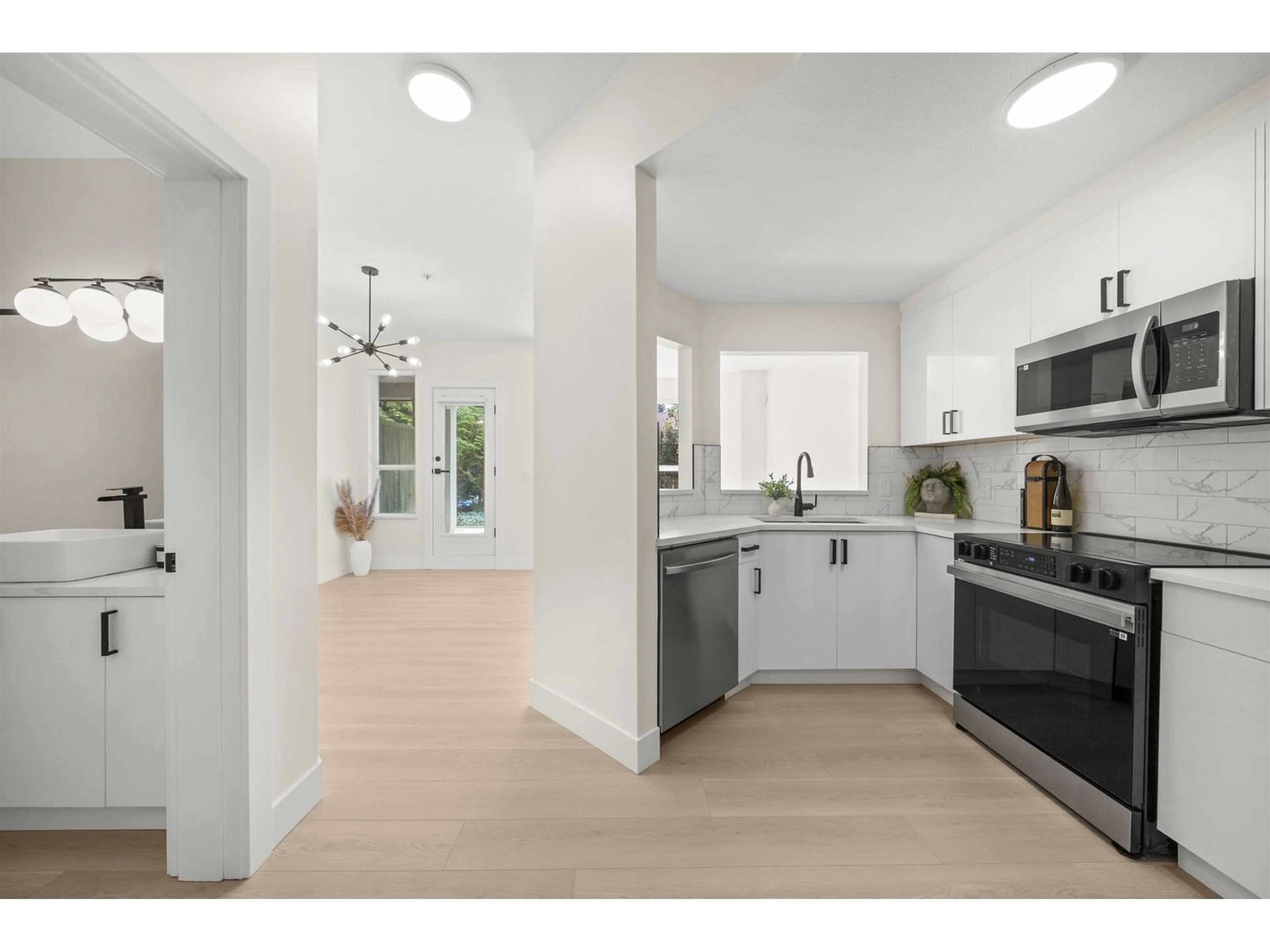 Open concept kitchen, ceramic/tile floor for 125 - 9979 140, Surrey British Columbia V3T5W2