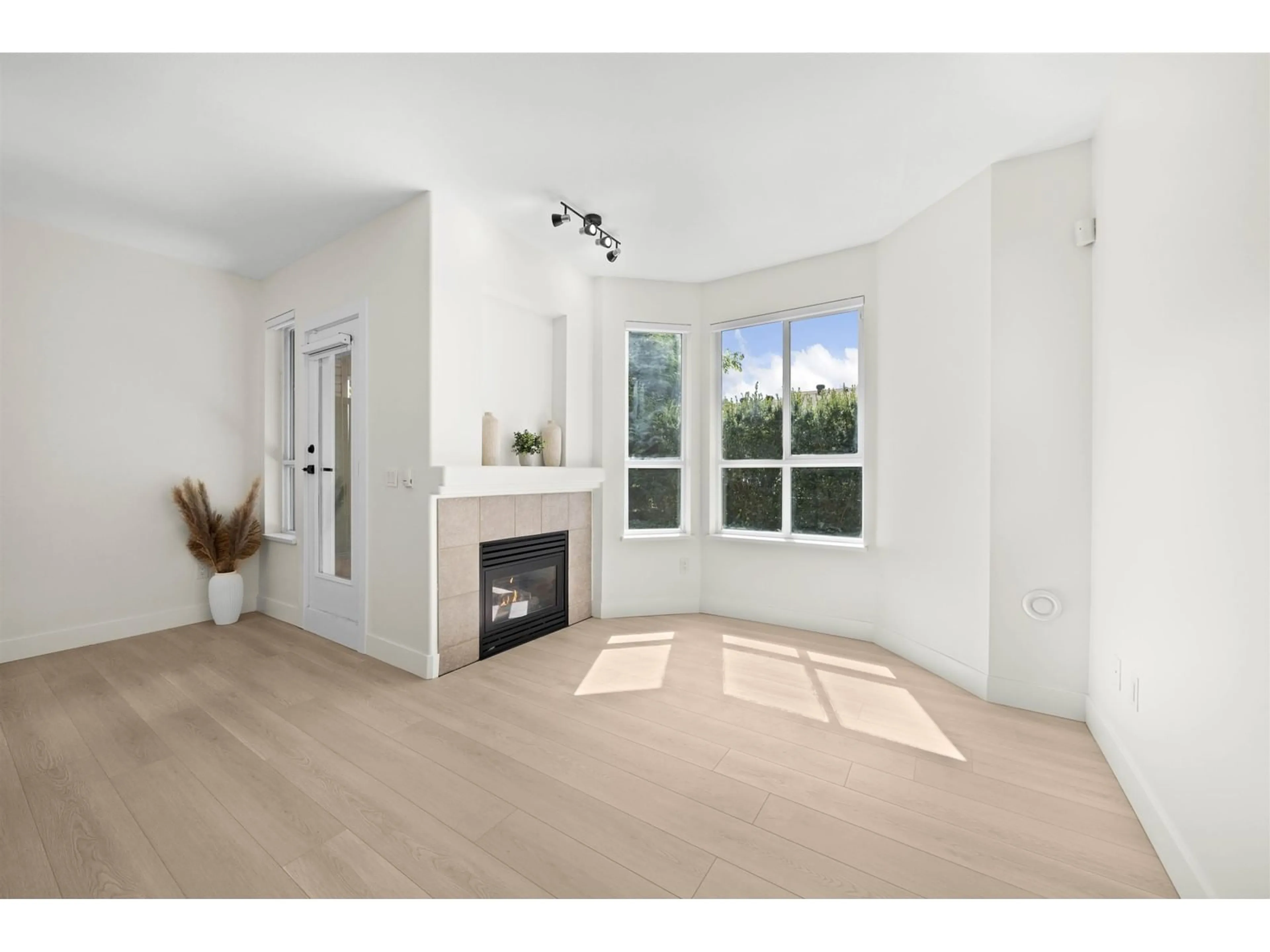 A pic of a room for 125 - 9979 140, Surrey British Columbia V3T5W2