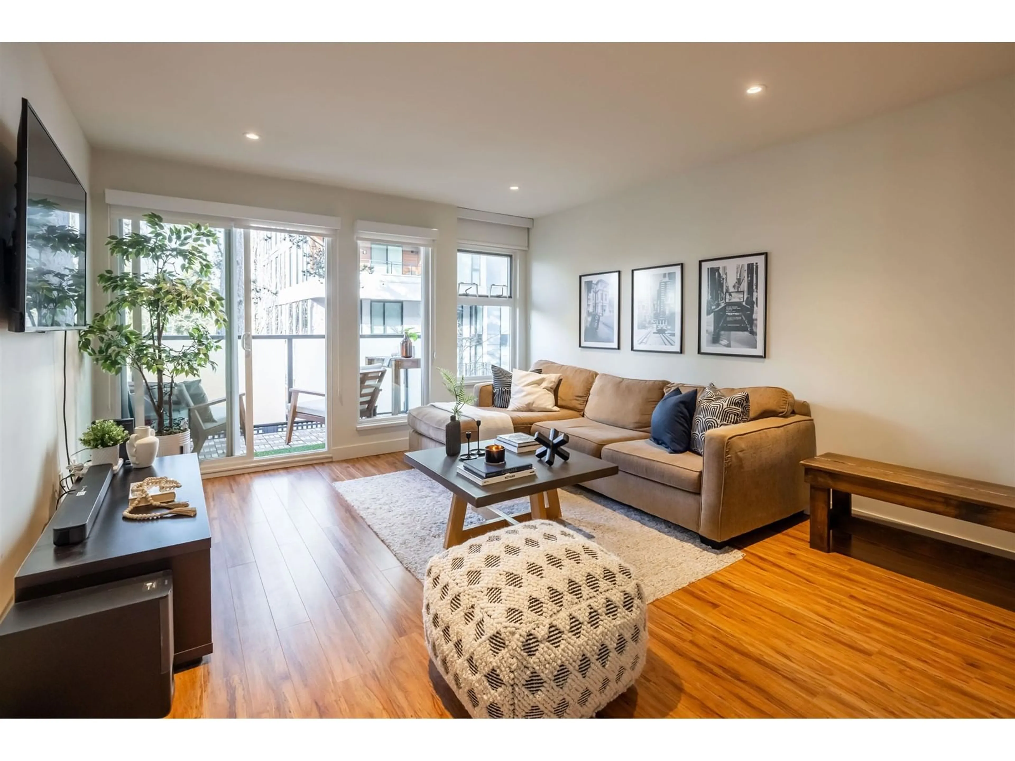 Living room with furniture, wood/laminate floor for 110 - 1850 SOUTHMERE EAST, Surrey British Columbia V4A6Y6