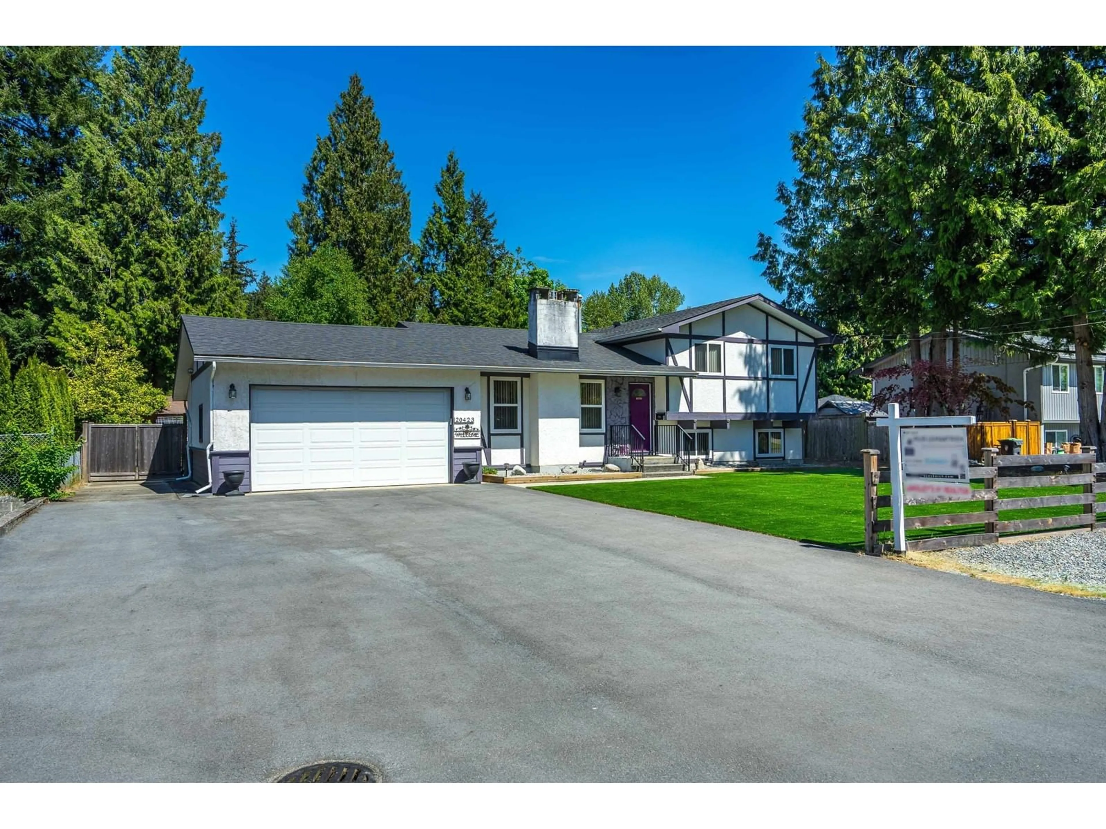 A pic from outside/outdoor area/front of a property/back of a property/a pic from drone, street for 20423 43, Langley British Columbia V3A3C1