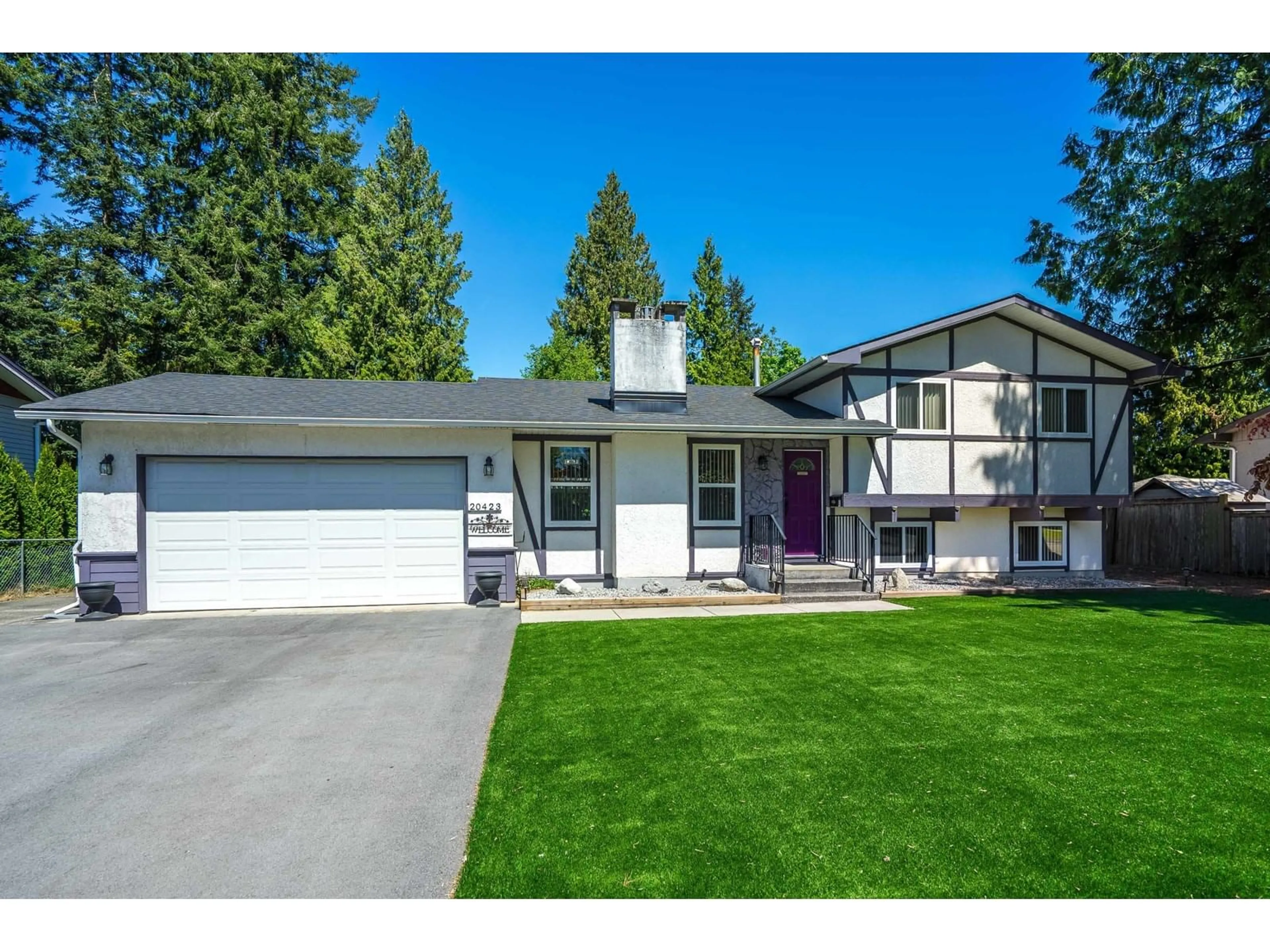 Home with vinyl exterior material, street for 20423 43, Langley British Columbia V3A3C1