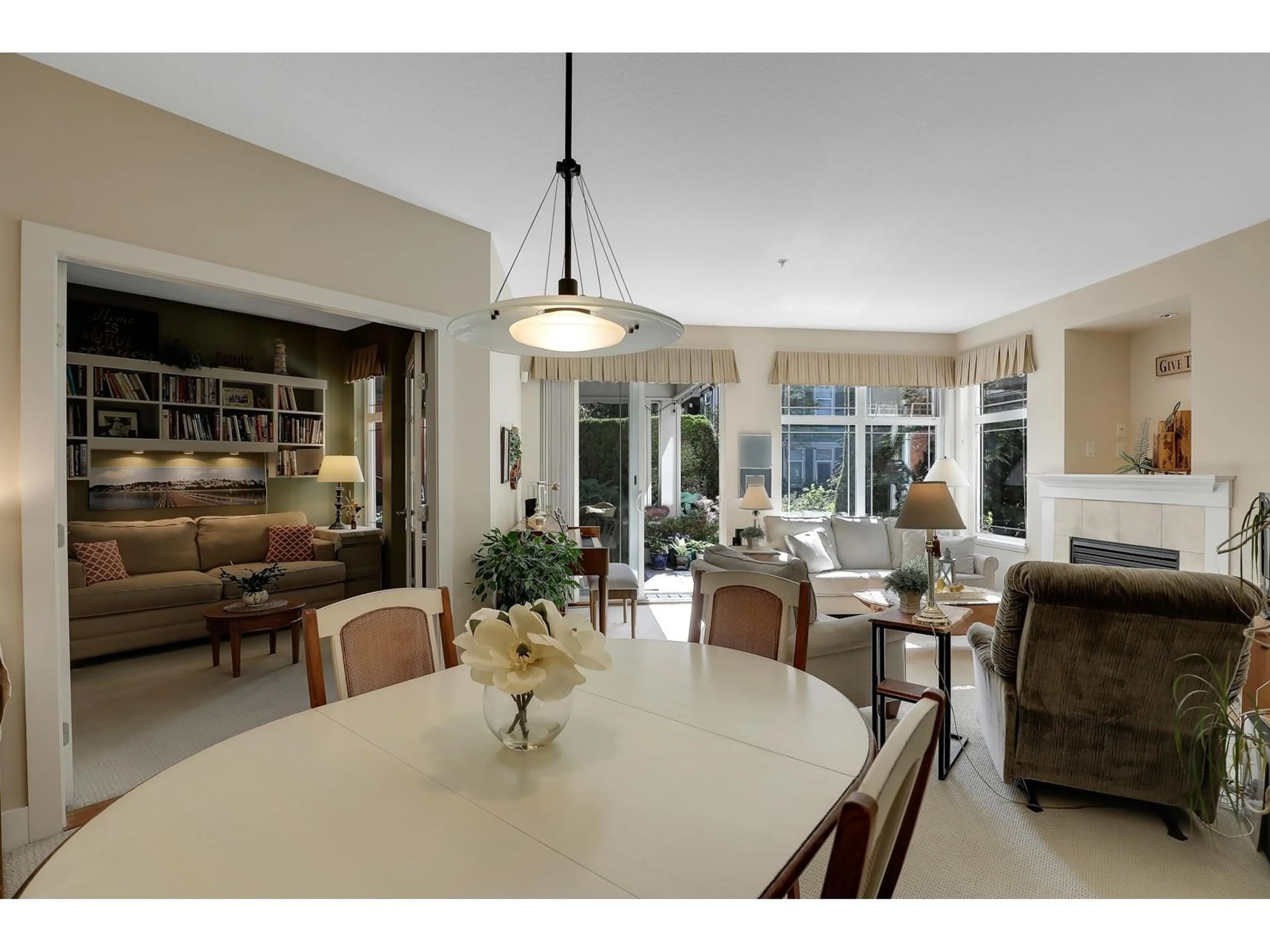 Dining room, ceramic/tile floor for 104 - 15368 16A, Surrey British Columbia V4A1S9