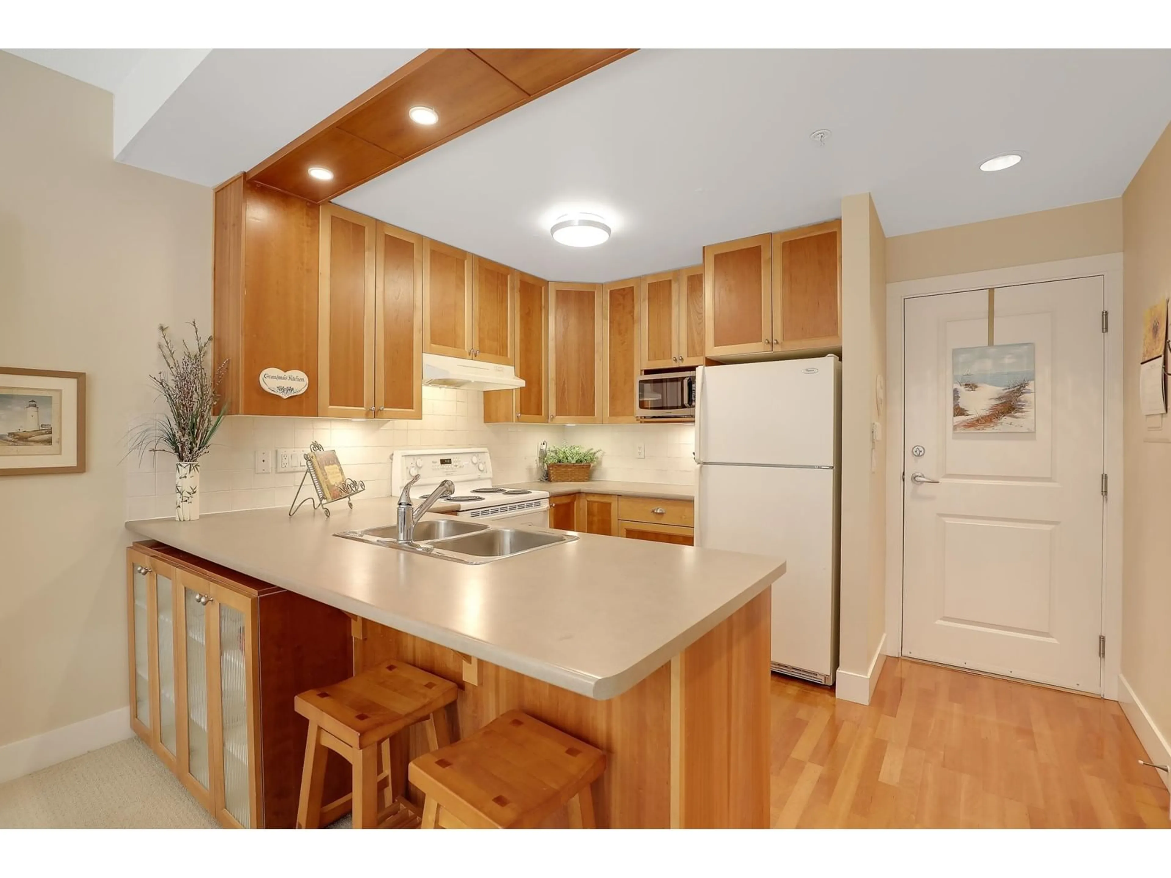 Standard kitchen, wood/laminate floor for 104 - 15368 16A, Surrey British Columbia V4A1S9
