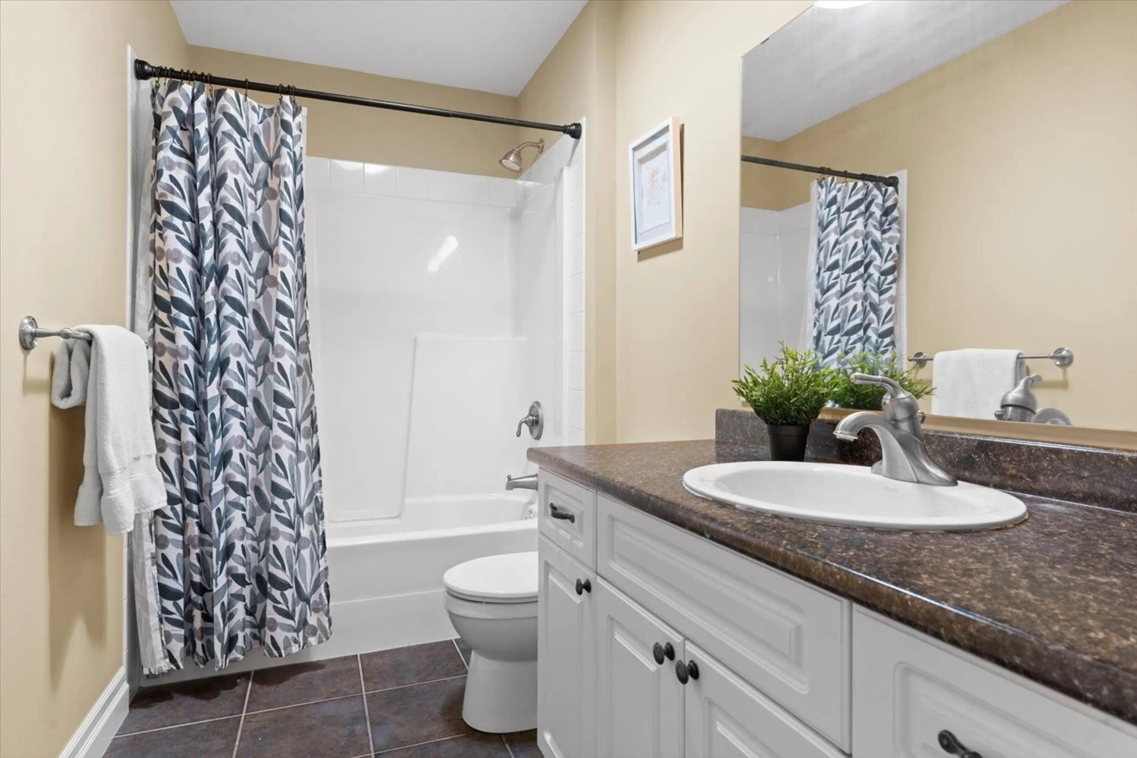 Standard bathroom, ceramic/tile floor for 5398 CHINOOK STREET, Chilliwack British Columbia V2R0A6