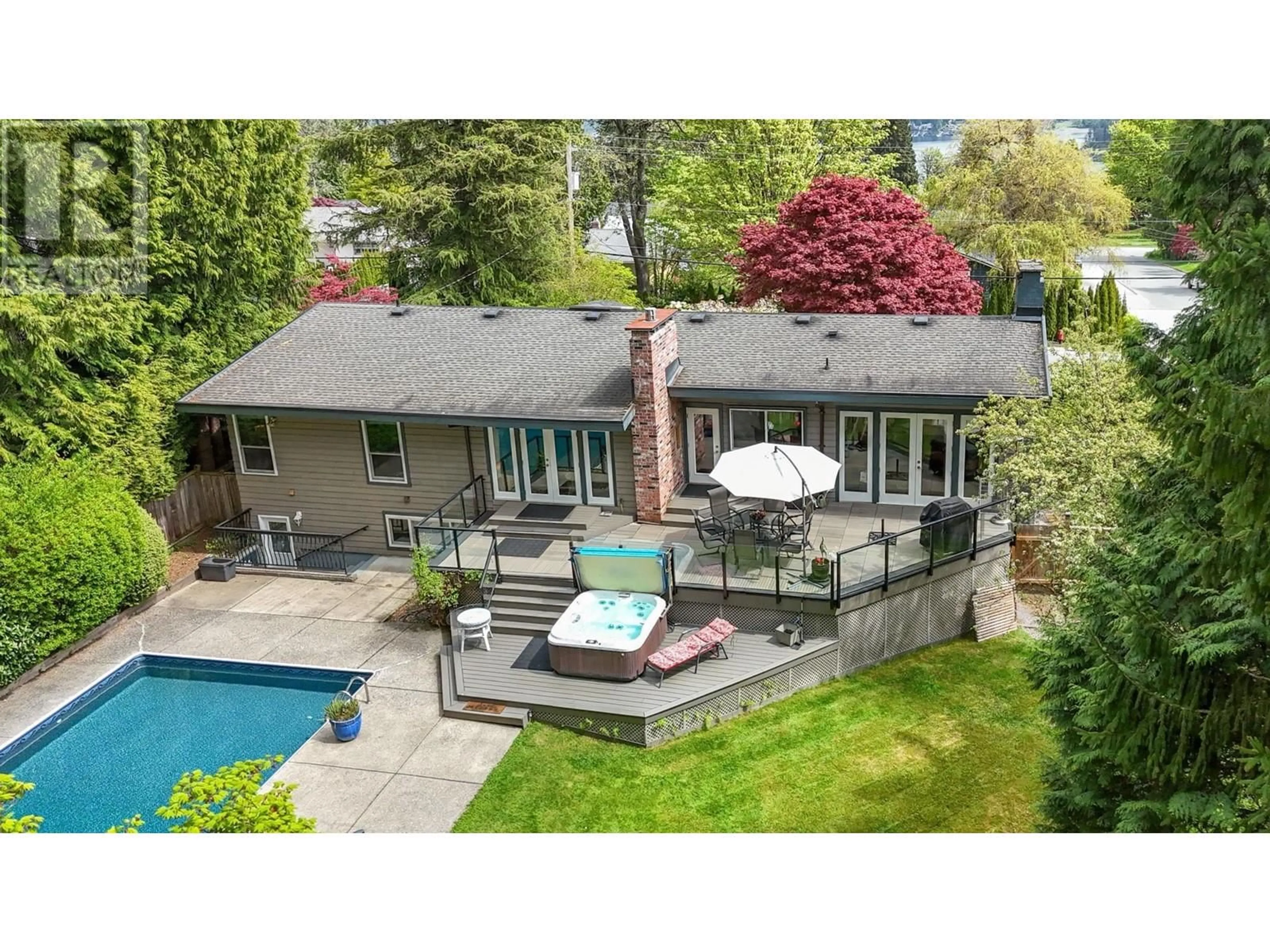 A pic from outside/outdoor area/front of a property/back of a property/a pic from drone, water/lake/river/ocean view for 871 FAIRWAY DRIVE, North Vancouver British Columbia V7G1Z5