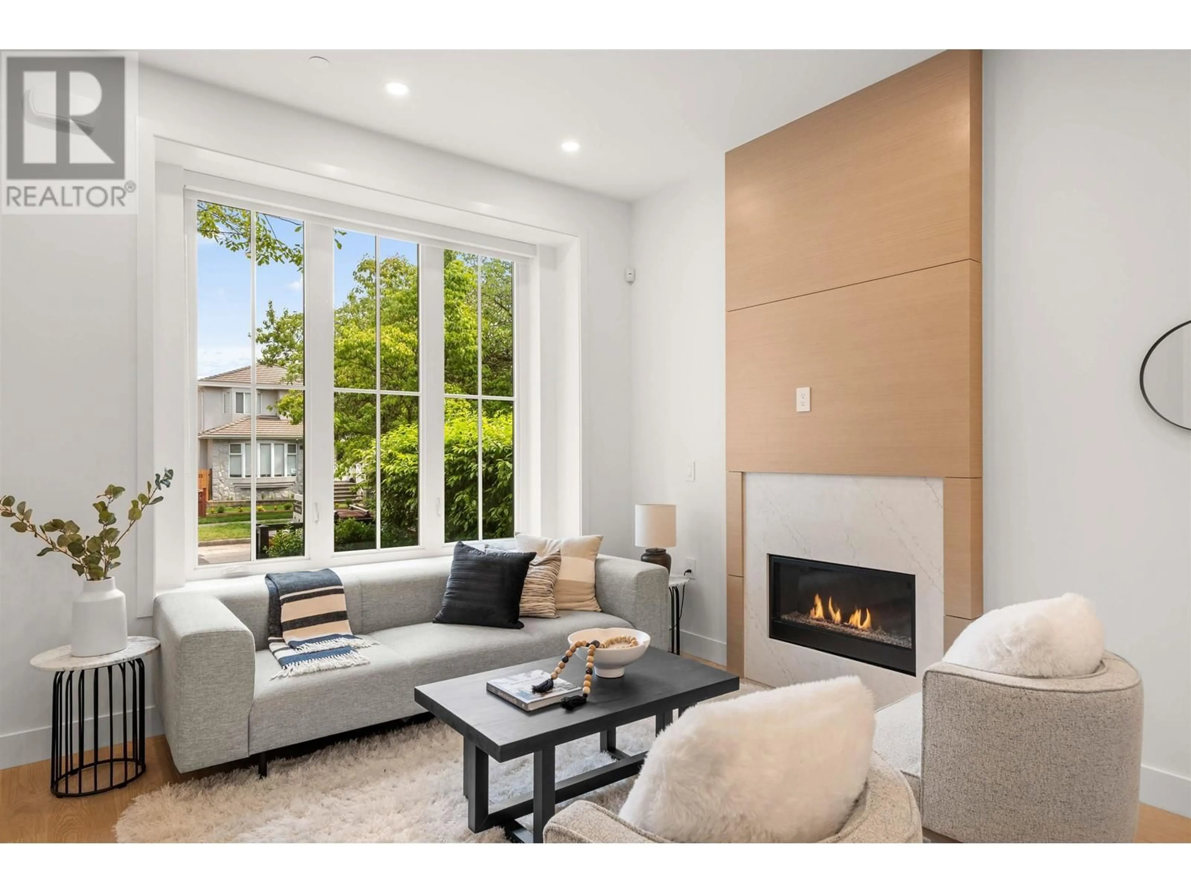 Living room with furniture, wood/laminate floor for 1 - 312 40TH AVENUE, Vancouver British Columbia V5W1L9