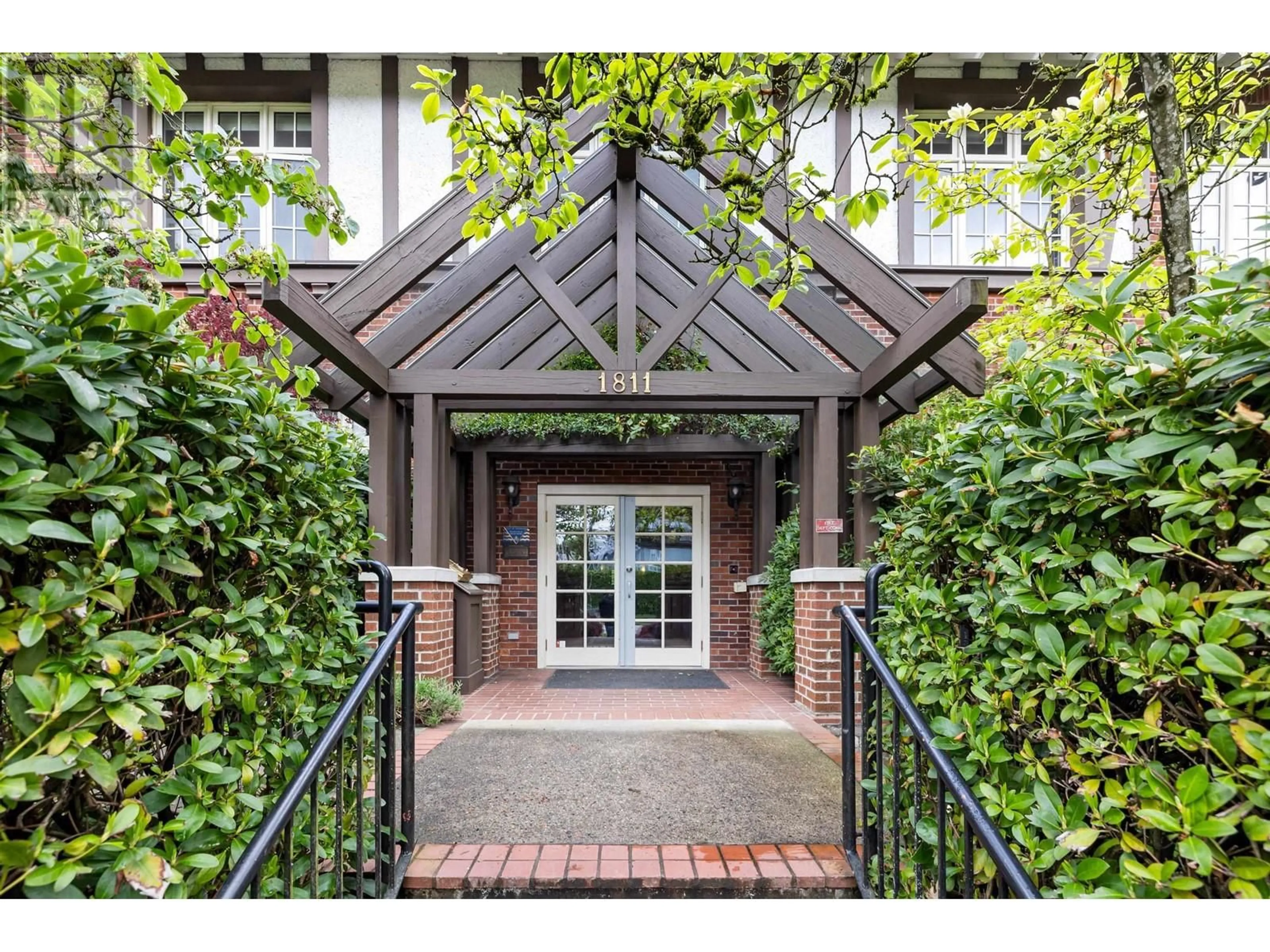 Indoor entryway for 208 - 1811 16TH AVENUE, Vancouver British Columbia V6J2M3