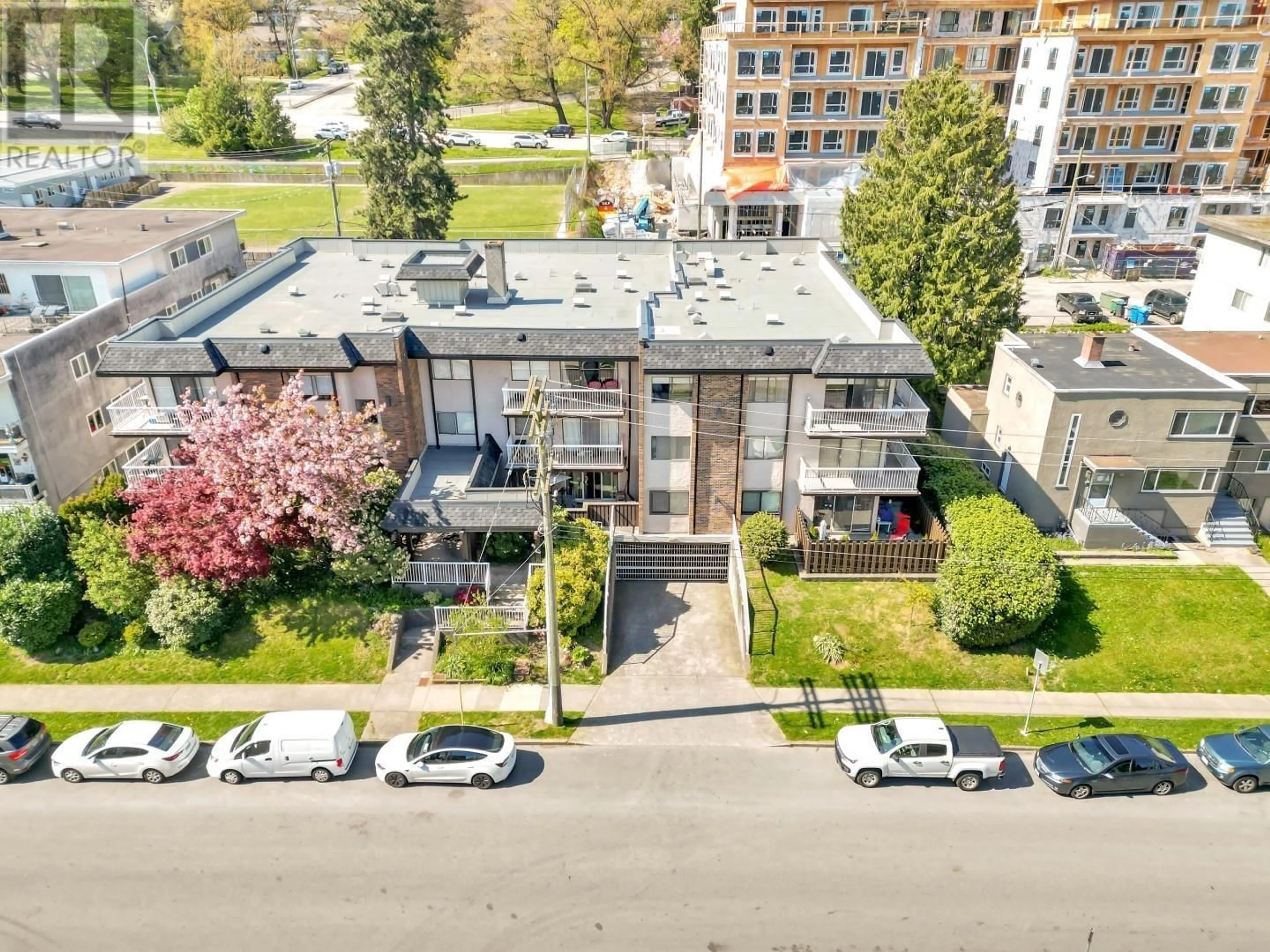 A pic from outside/outdoor area/front of a property/back of a property/a pic from drone, city buildings view from balcony for 302 - 119 AGNES STREET, New Westminster British Columbia V3L1E4