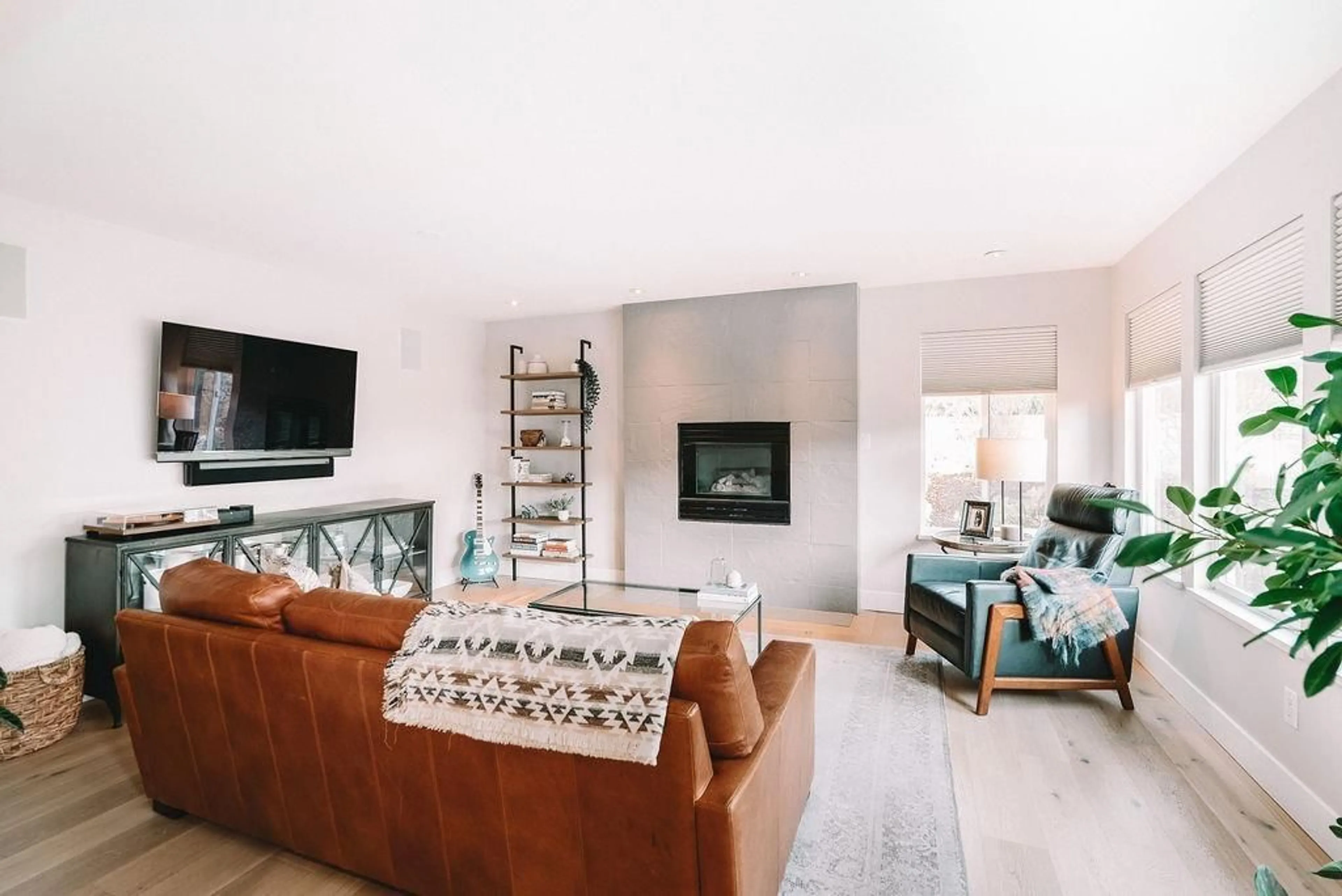 Living room with furniture, unknown for 1483 136, Surrey British Columbia V4A4E2
