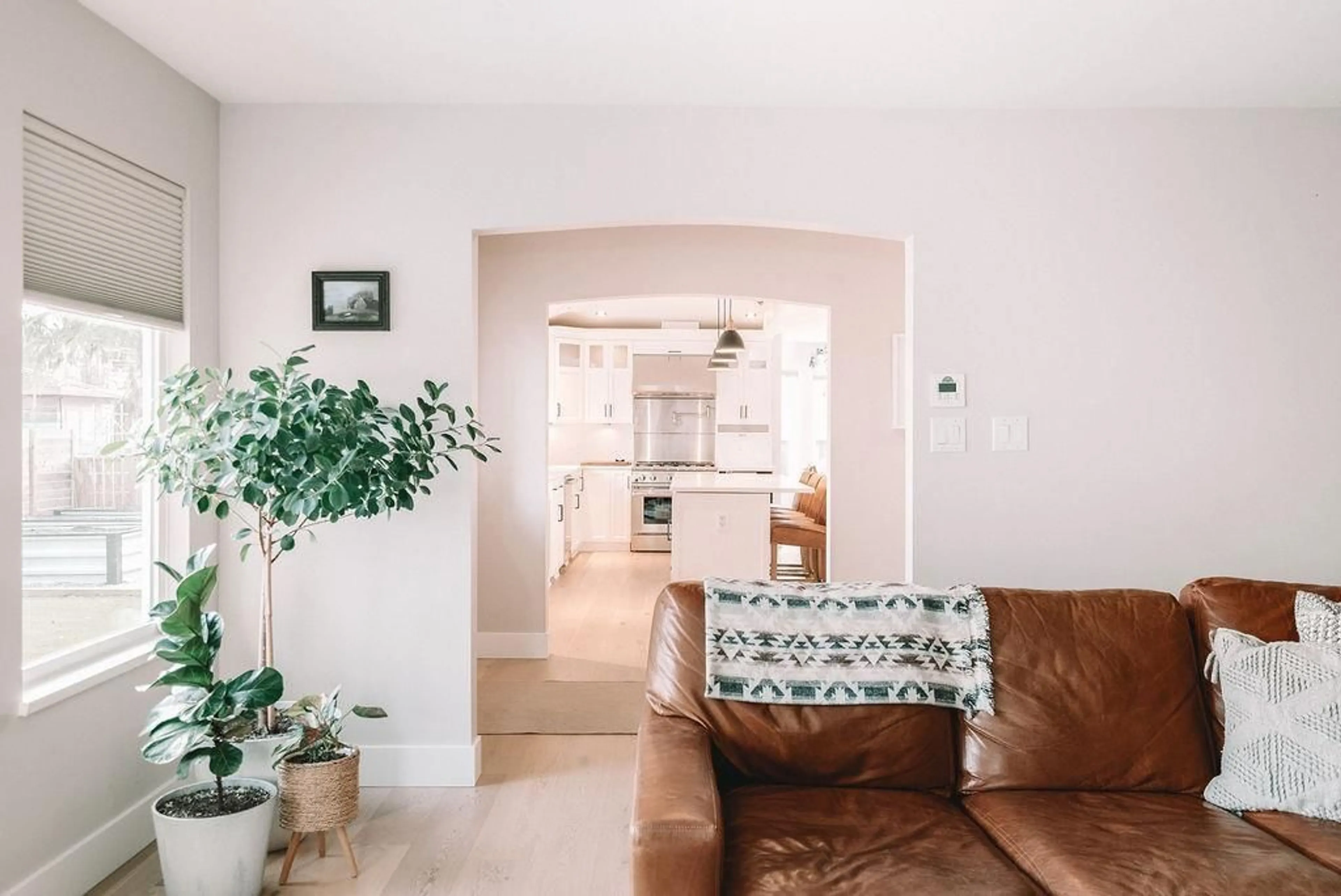 Living room with furniture, unknown for 1483 136, Surrey British Columbia V4A4E2