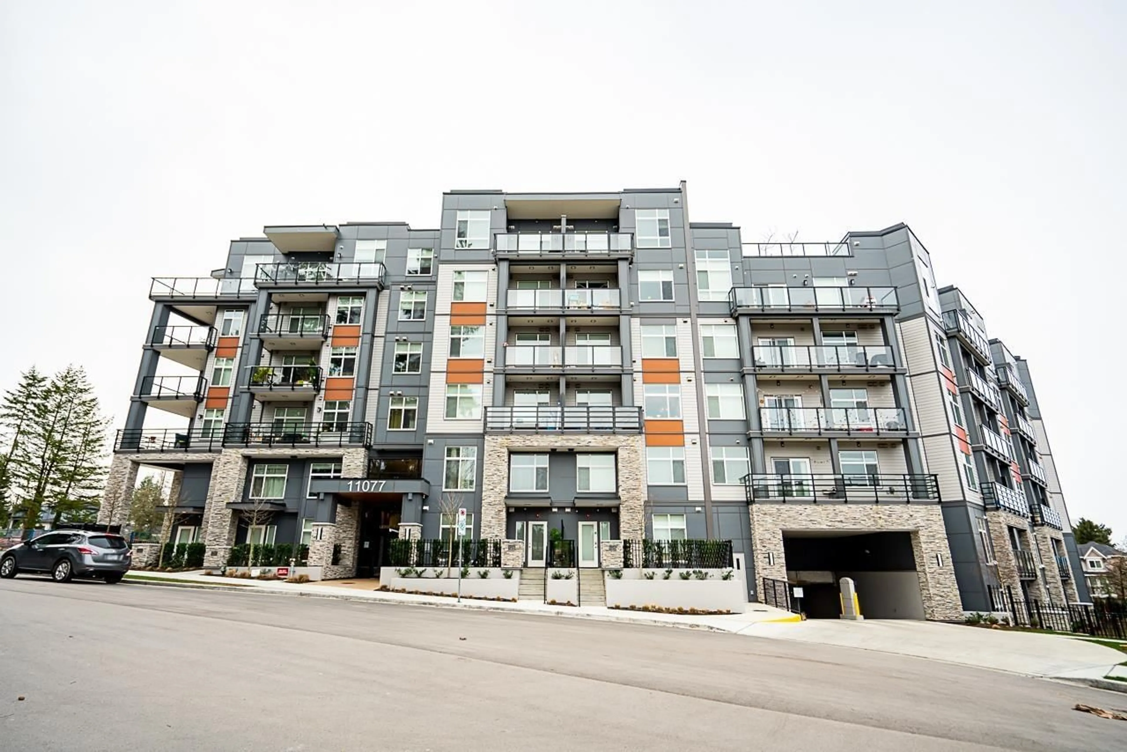 Patio, building for 408 - 11077 RAVINE, Surrey British Columbia V3T3X5