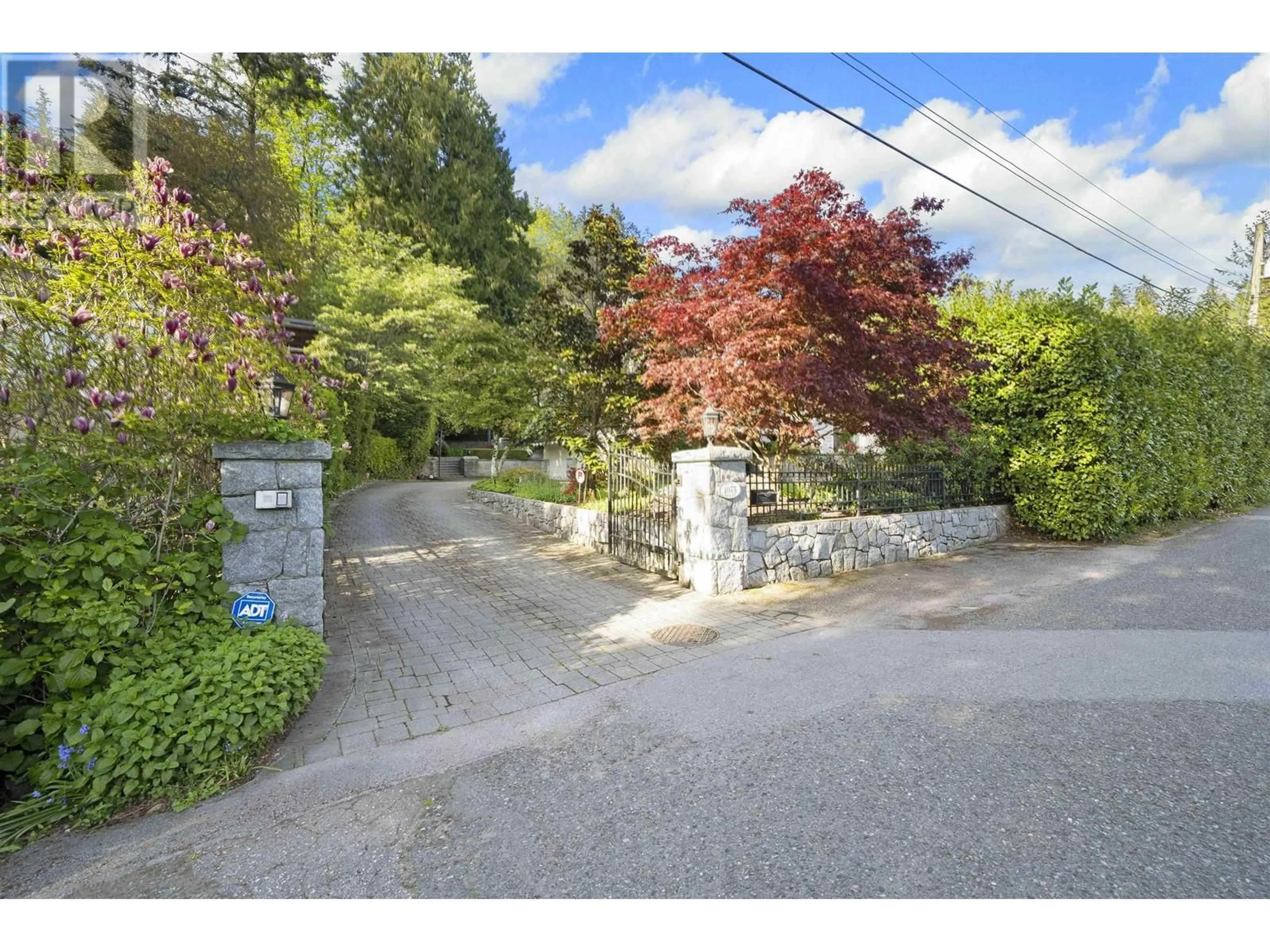 A pic from outside/outdoor area/front of a property/back of a property/a pic from drone, street for 4075 ROSE CRESCENT, West Vancouver British Columbia V7V2N6