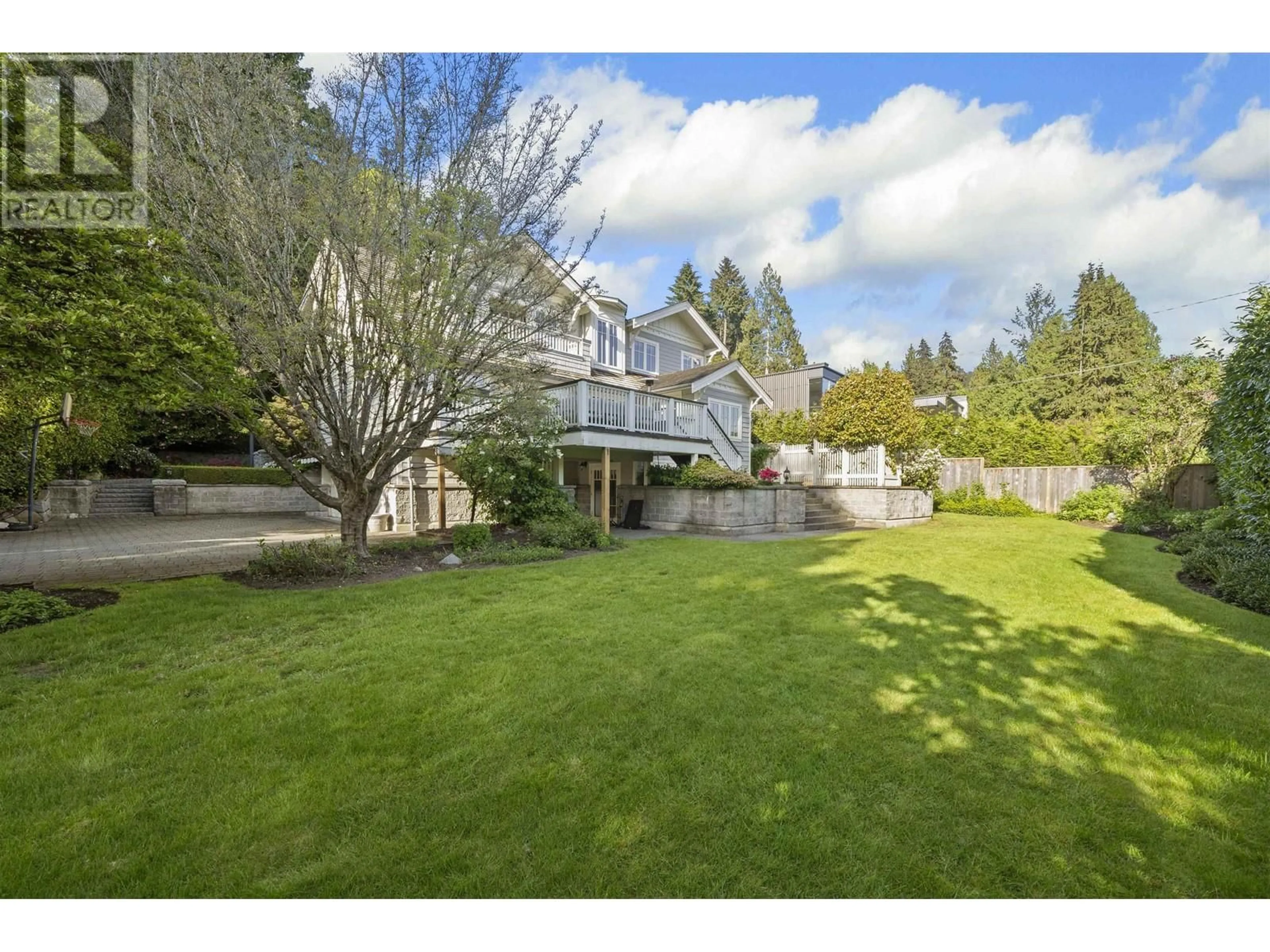 A pic from outside/outdoor area/front of a property/back of a property/a pic from drone, unknown for 4075 ROSE CRESCENT, West Vancouver British Columbia V7V2N6
