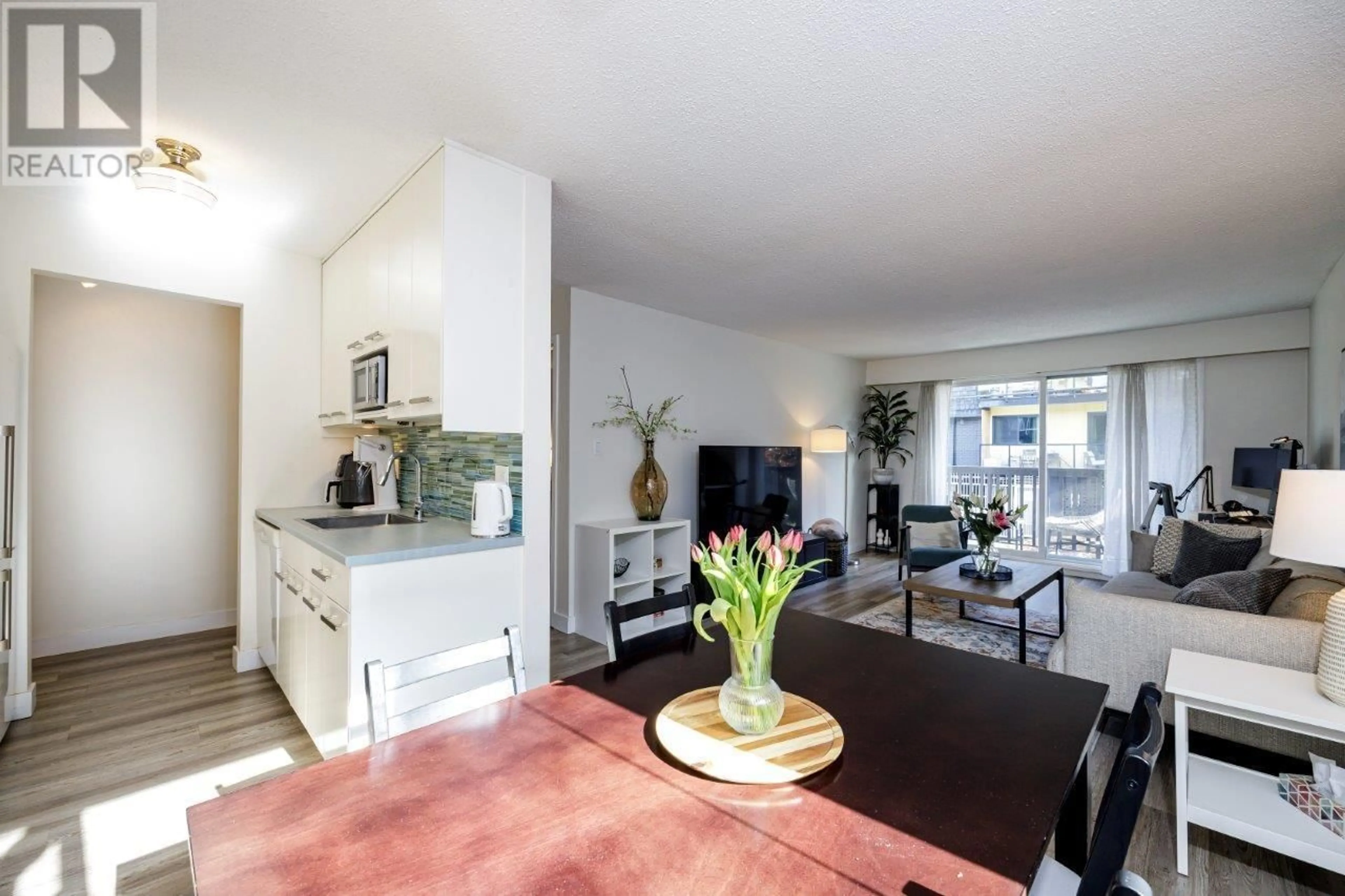 Living room with furniture, unknown for 203 - 270 3RD STREET, North Vancouver British Columbia V7M1G1