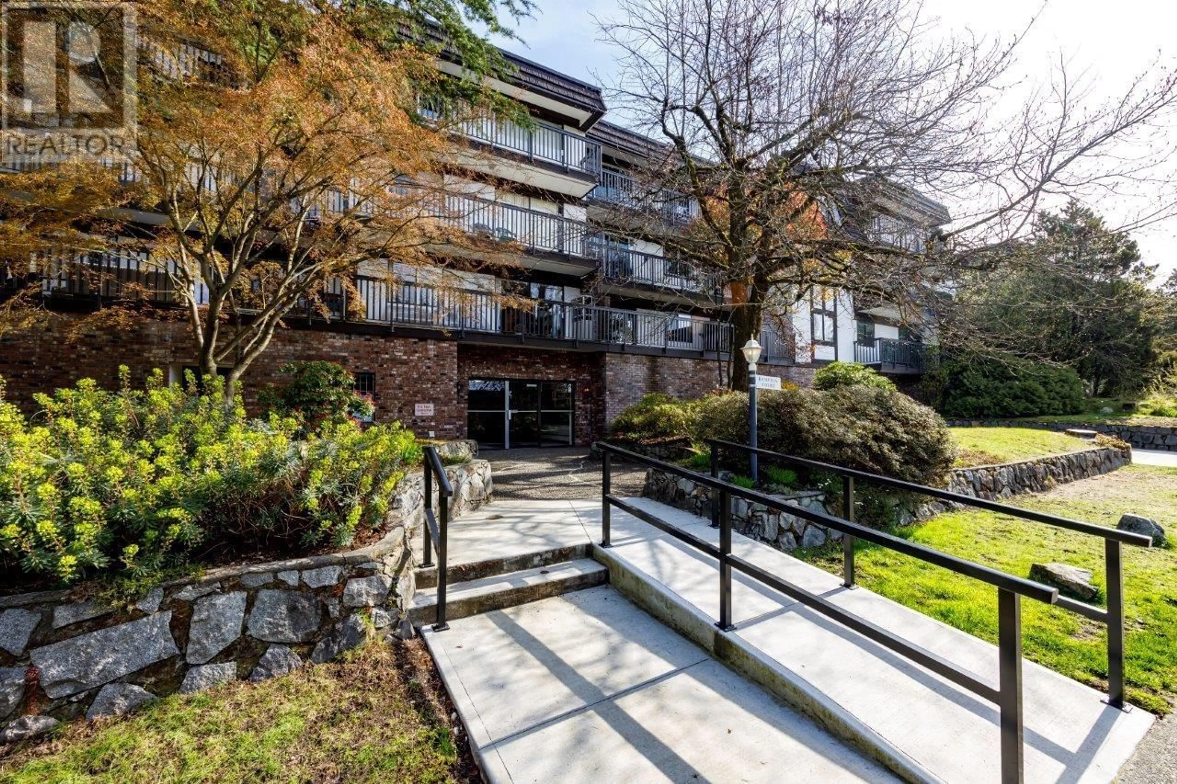 Patio, street for 203 - 270 3RD STREET, North Vancouver British Columbia V7M1G1