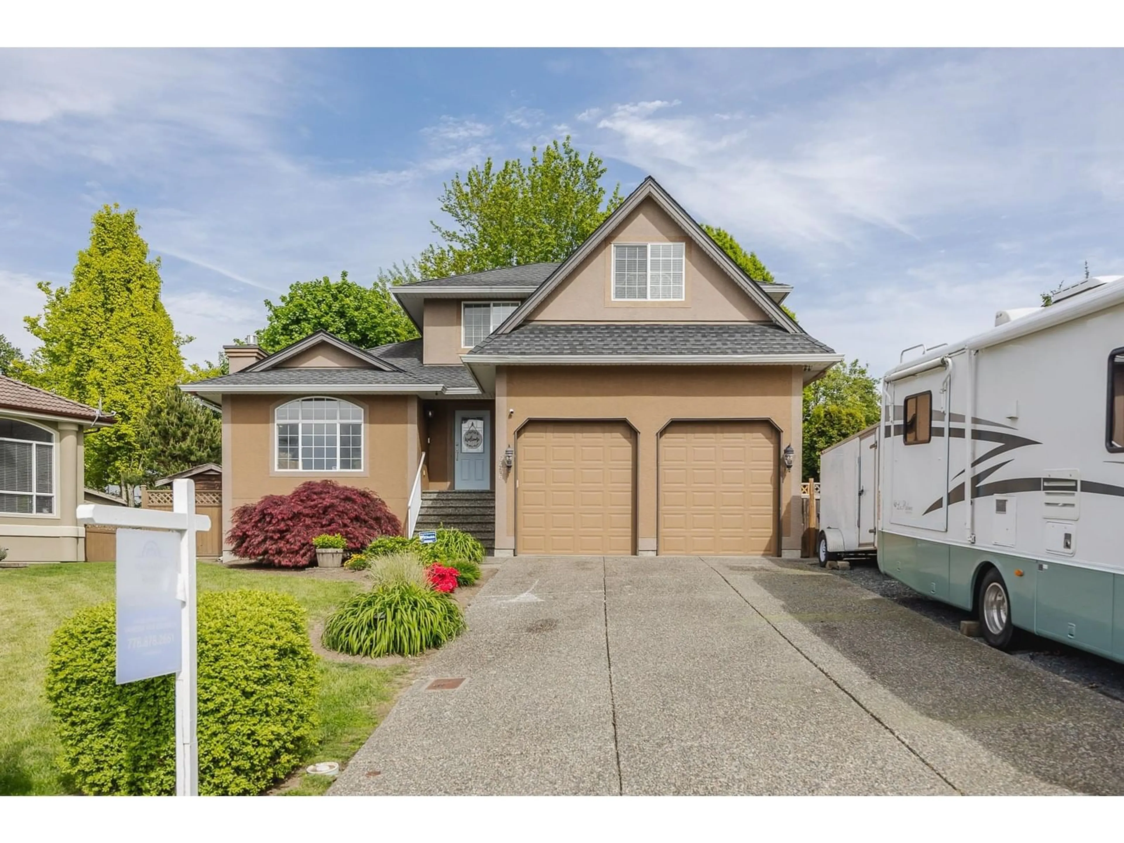 Home with vinyl exterior material, street for 6476 CLAYTONWOOD, Surrey British Columbia V3S8G8