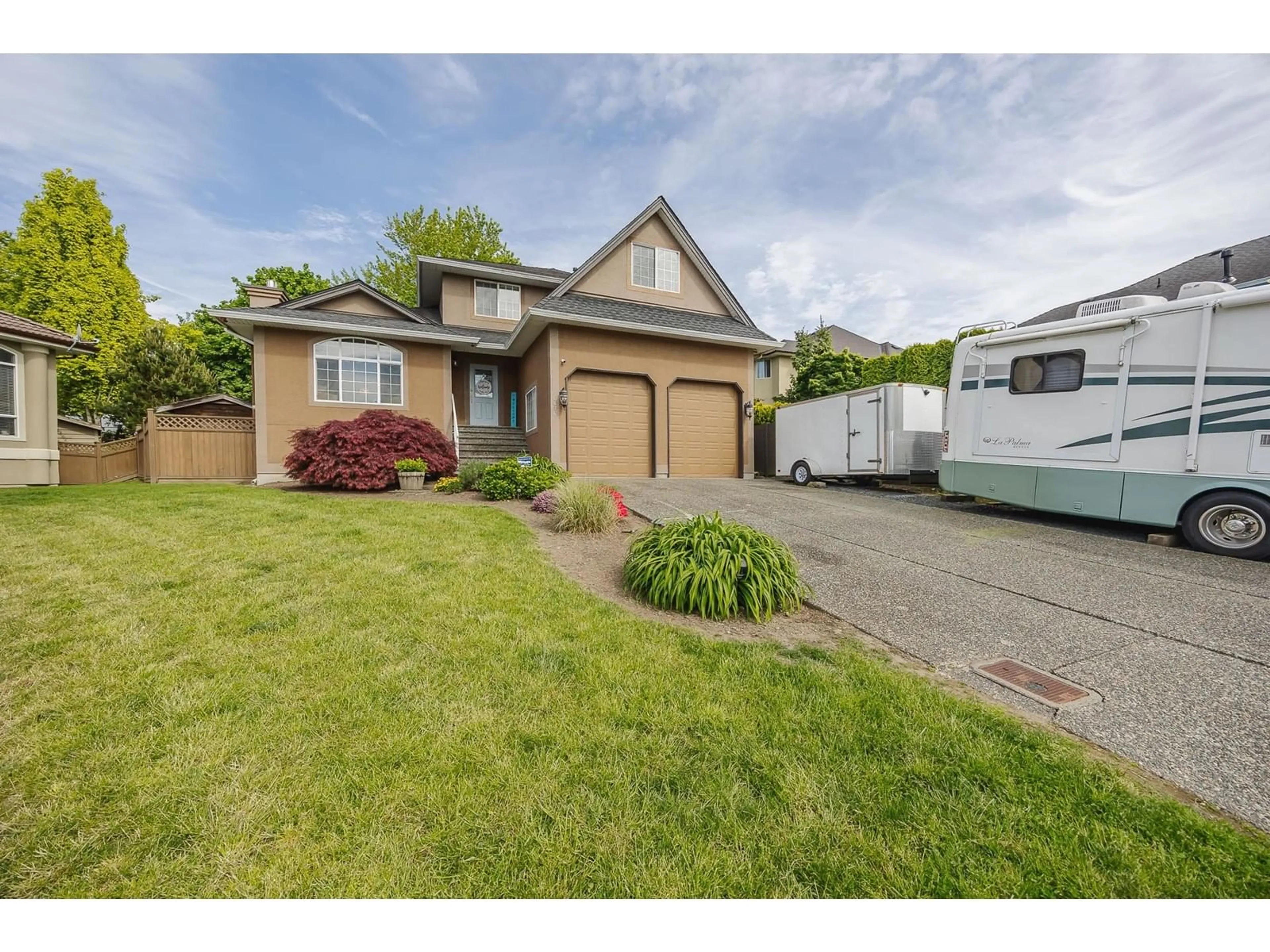 Home with vinyl exterior material, street for 6476 CLAYTONWOOD, Surrey British Columbia V3S8G8