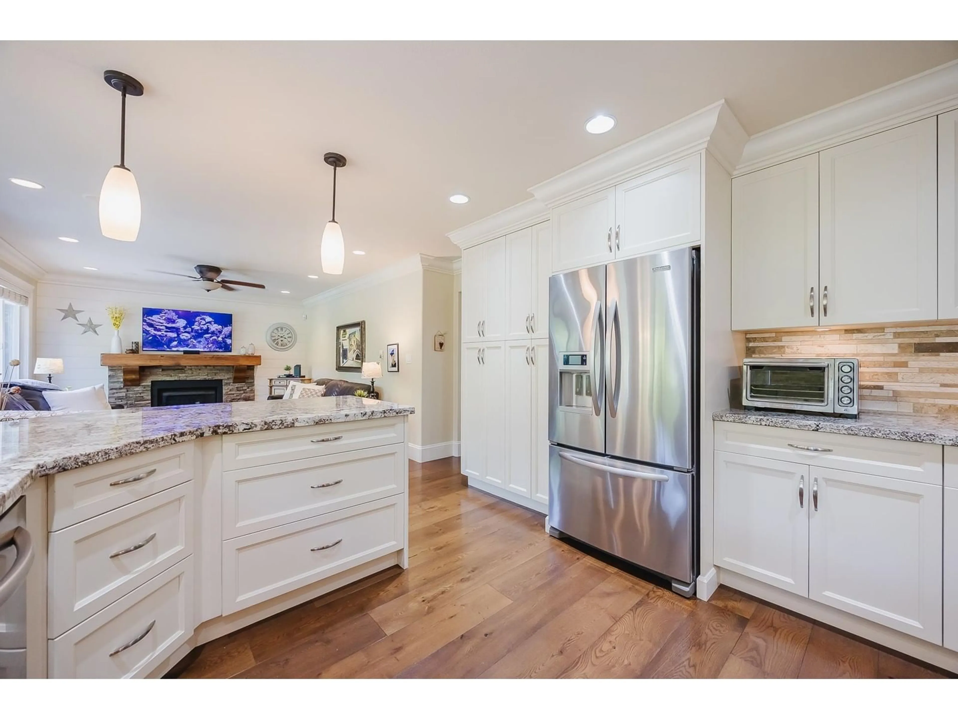 Open concept kitchen, unknown for 6476 CLAYTONWOOD, Surrey British Columbia V3S8G8