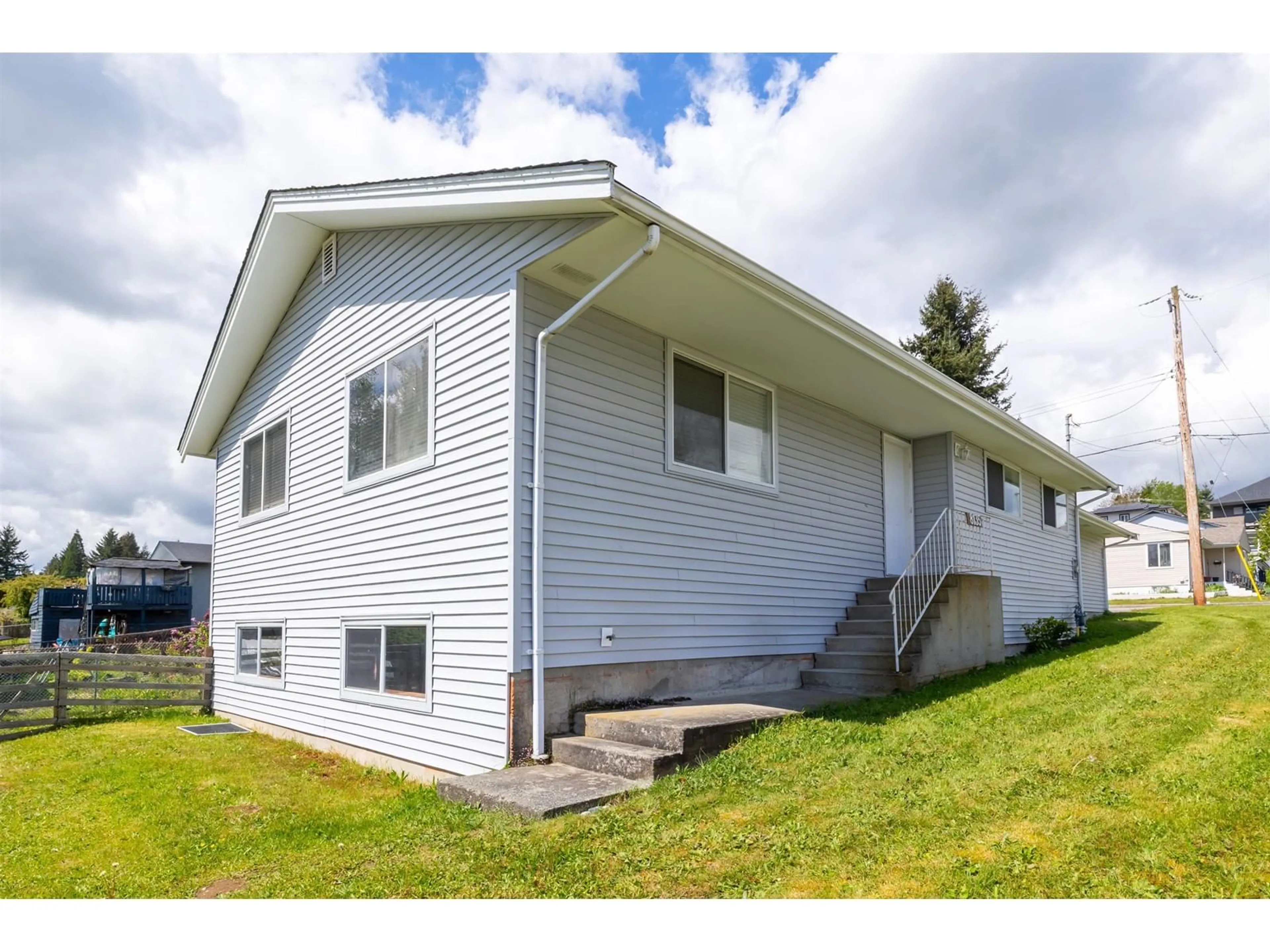 Home with vinyl exterior material, building for 8135 CEDAR, Mission British Columbia V2V3N2