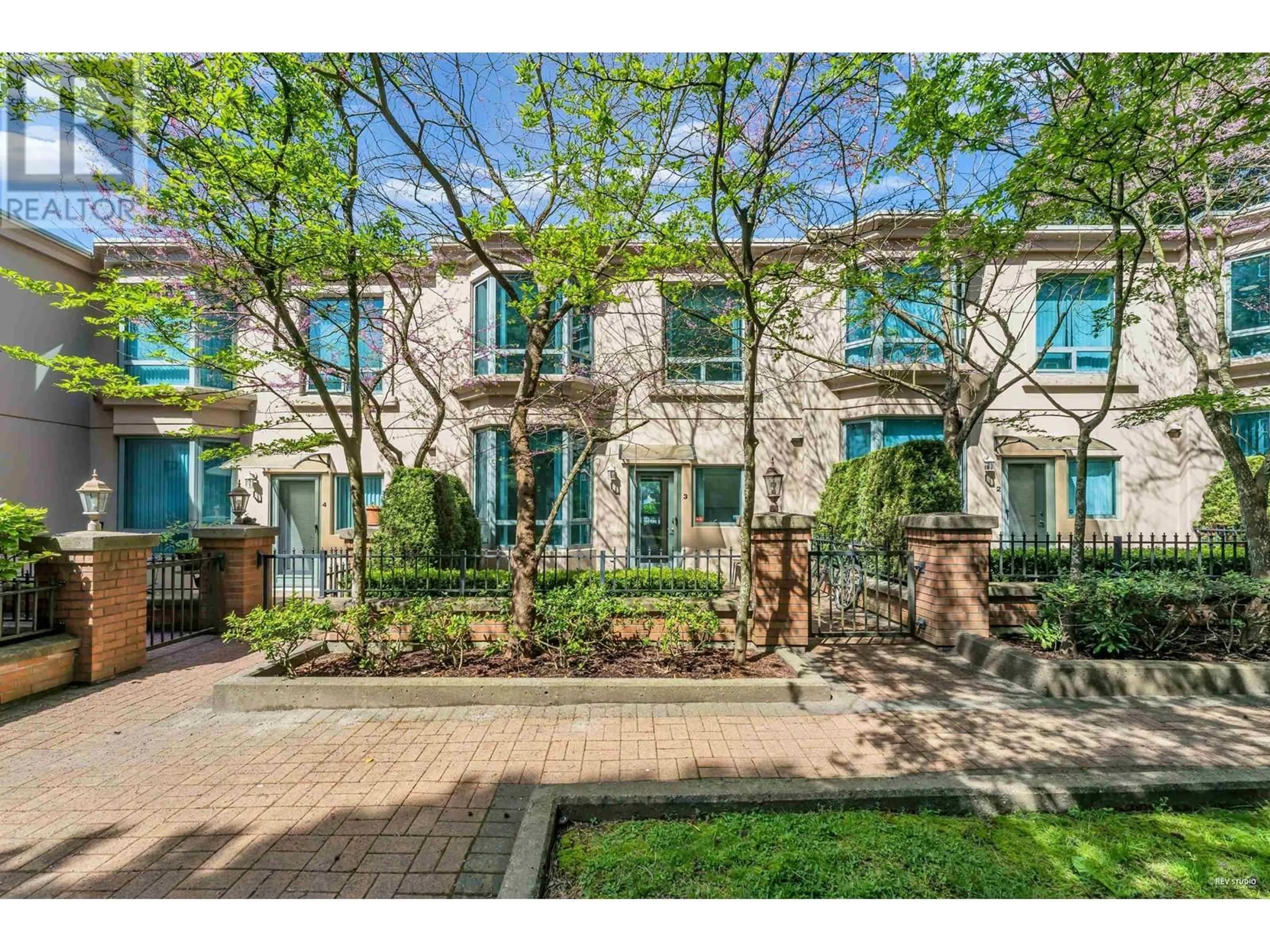 A pic from outside/outdoor area/front of a property/back of a property/a pic from drone, street for 3 - 6611 SOUTHOAKS CRESCENT, Burnaby British Columbia V5E4L5