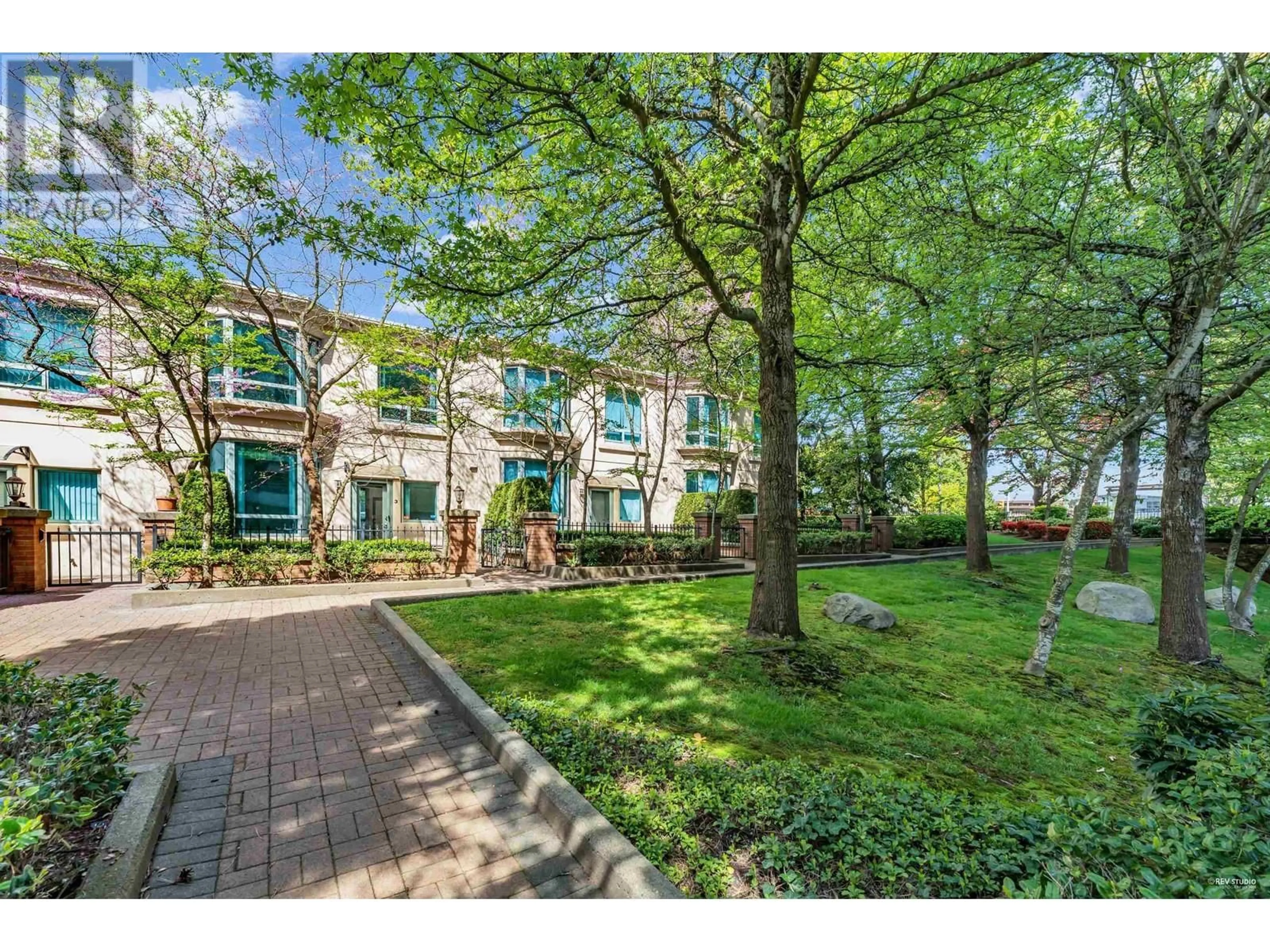 A pic from outside/outdoor area/front of a property/back of a property/a pic from drone, street for 3 - 6611 SOUTHOAKS CRESCENT, Burnaby British Columbia V5E4L5