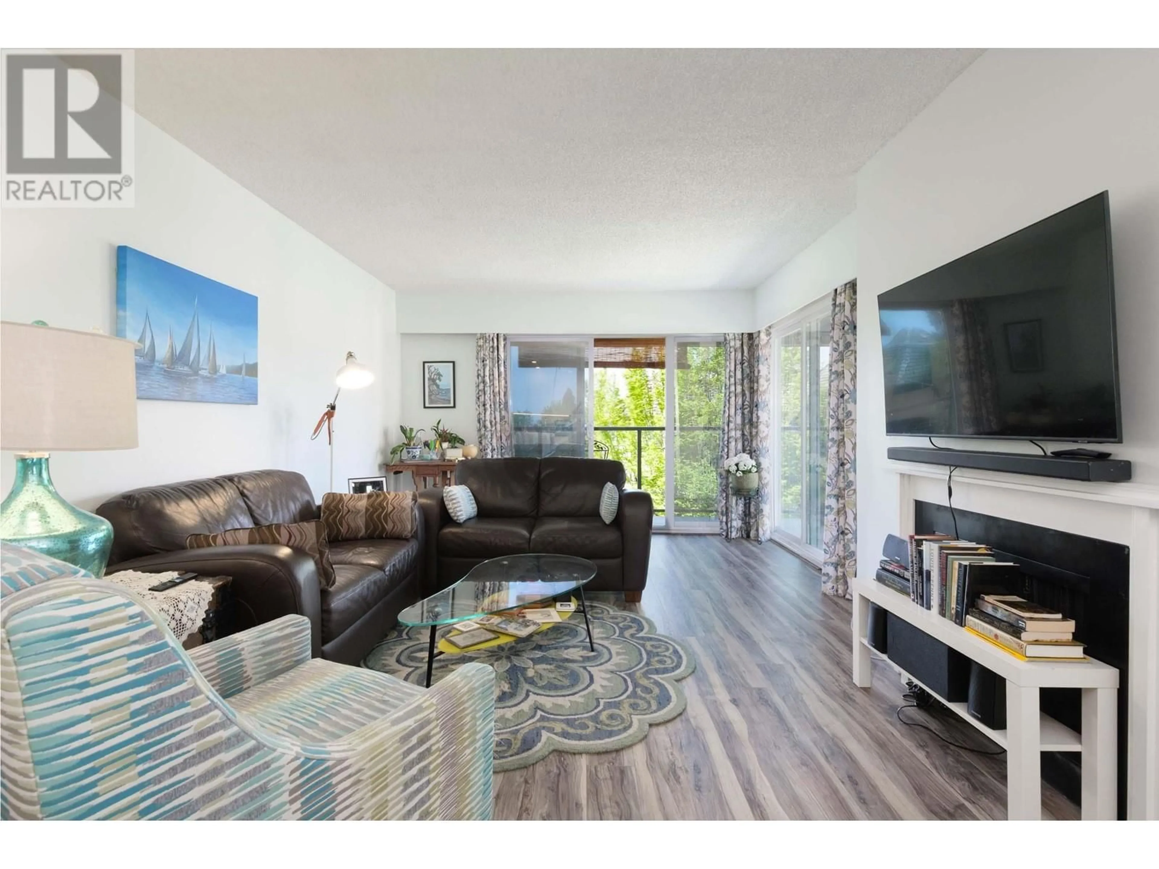 Living room with furniture, wood/laminate floor for 306 - 1515 CHESTERFIELD AVENUE, North Vancouver British Columbia V7M2N5
