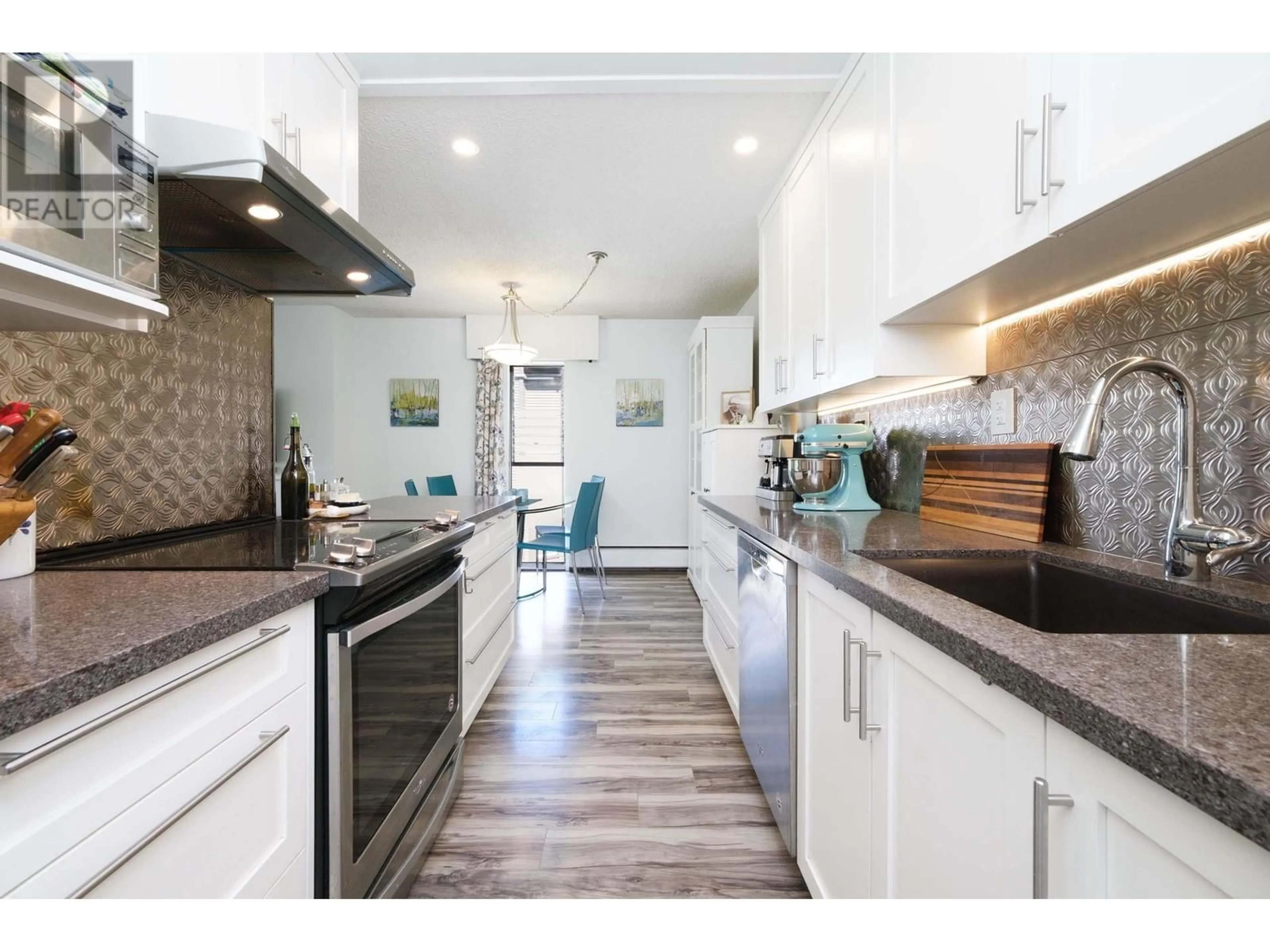 Contemporary kitchen, unknown for 306 - 1515 CHESTERFIELD AVENUE, North Vancouver British Columbia V7M2N5