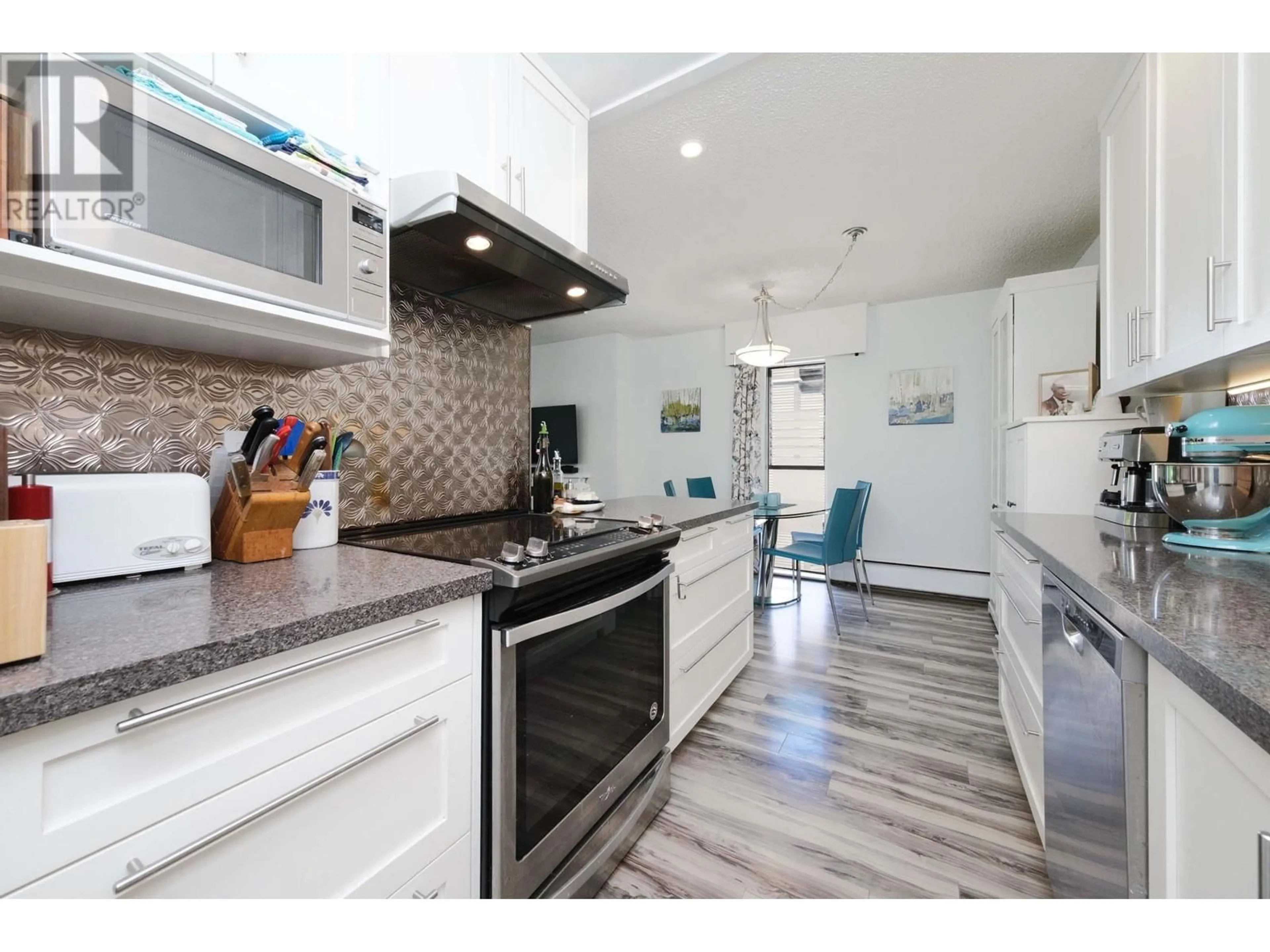 Open concept kitchen, unknown for 306 - 1515 CHESTERFIELD AVENUE, North Vancouver British Columbia V7M2N5