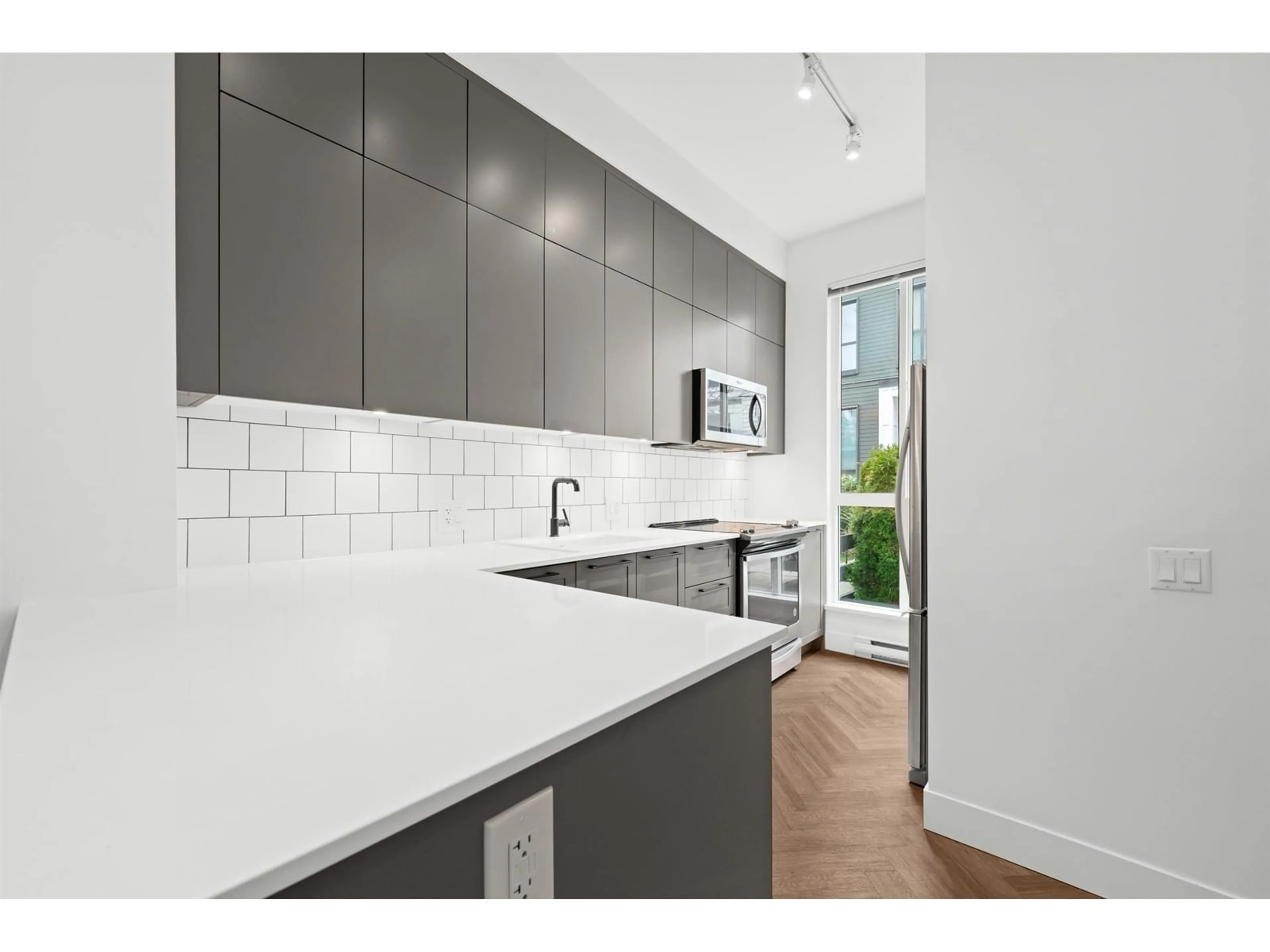 Open concept kitchen, ceramic/tile floor for 8 - 14955 101A, Surrey British Columbia V3R0G1
