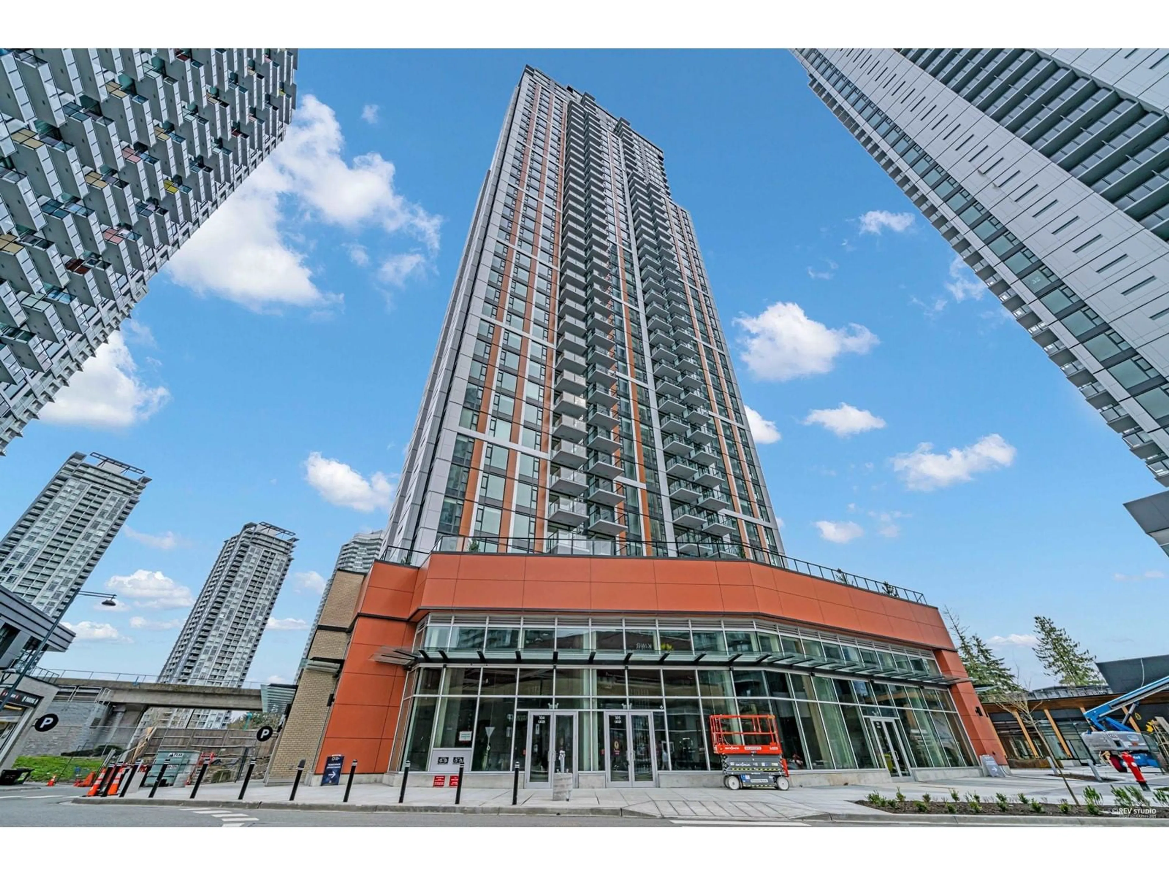 Indoor foyer for 3201 - 13725 GEORGE JUNCTION, Surrey British Columbia V3T0V7