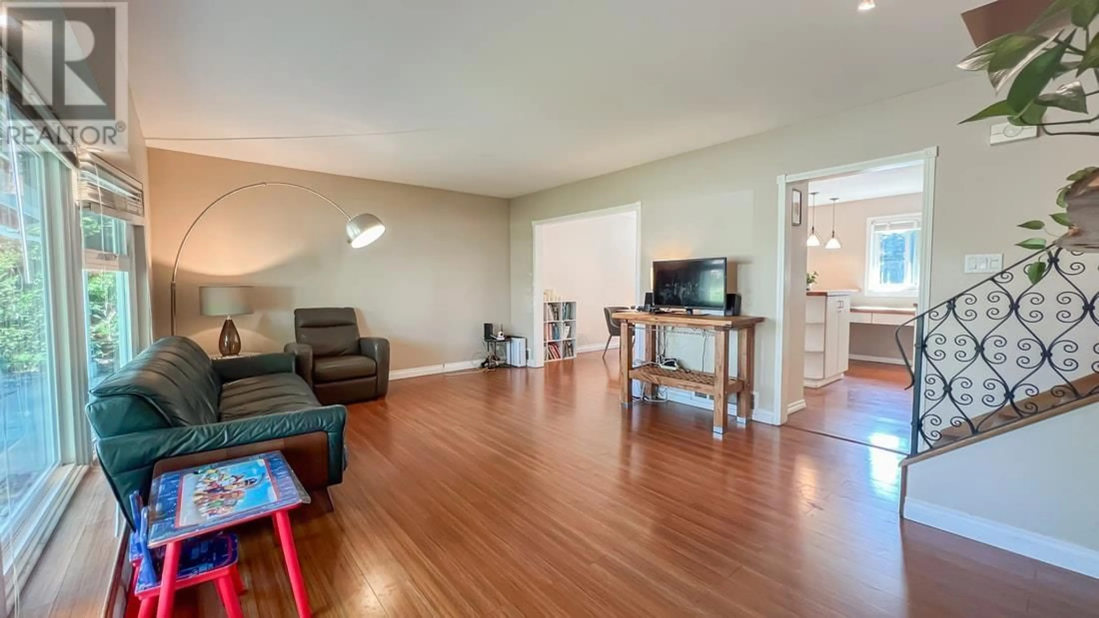 Living room with furniture, wood/laminate floor for 5334 UPLAND DRIVE, Delta British Columbia V4M2G4