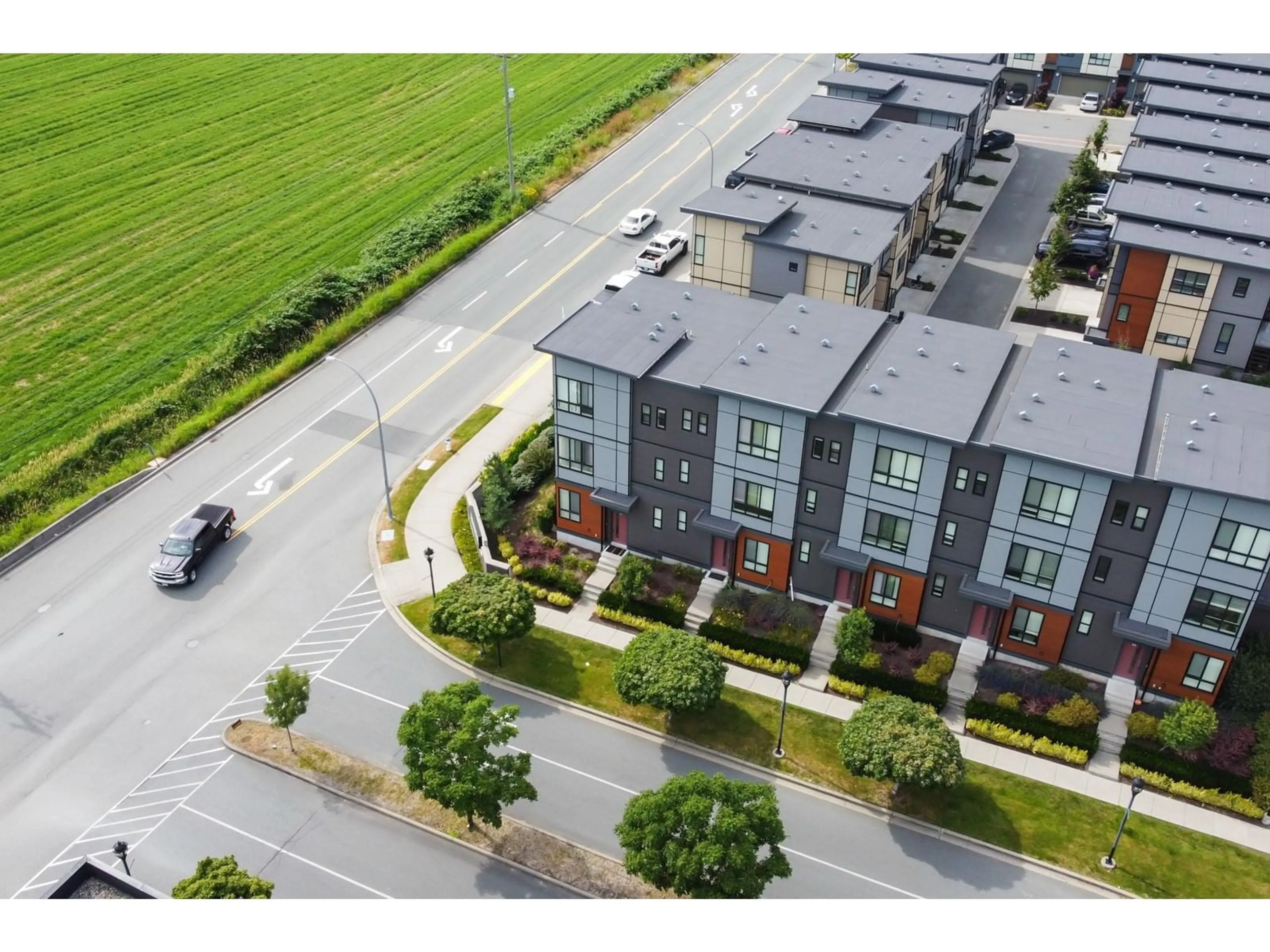 A pic from outside/outdoor area/front of a property/back of a property/a pic from drone, street for 9 - 1938 NORTH PARALLEL, Abbotsford British Columbia V3G0H1