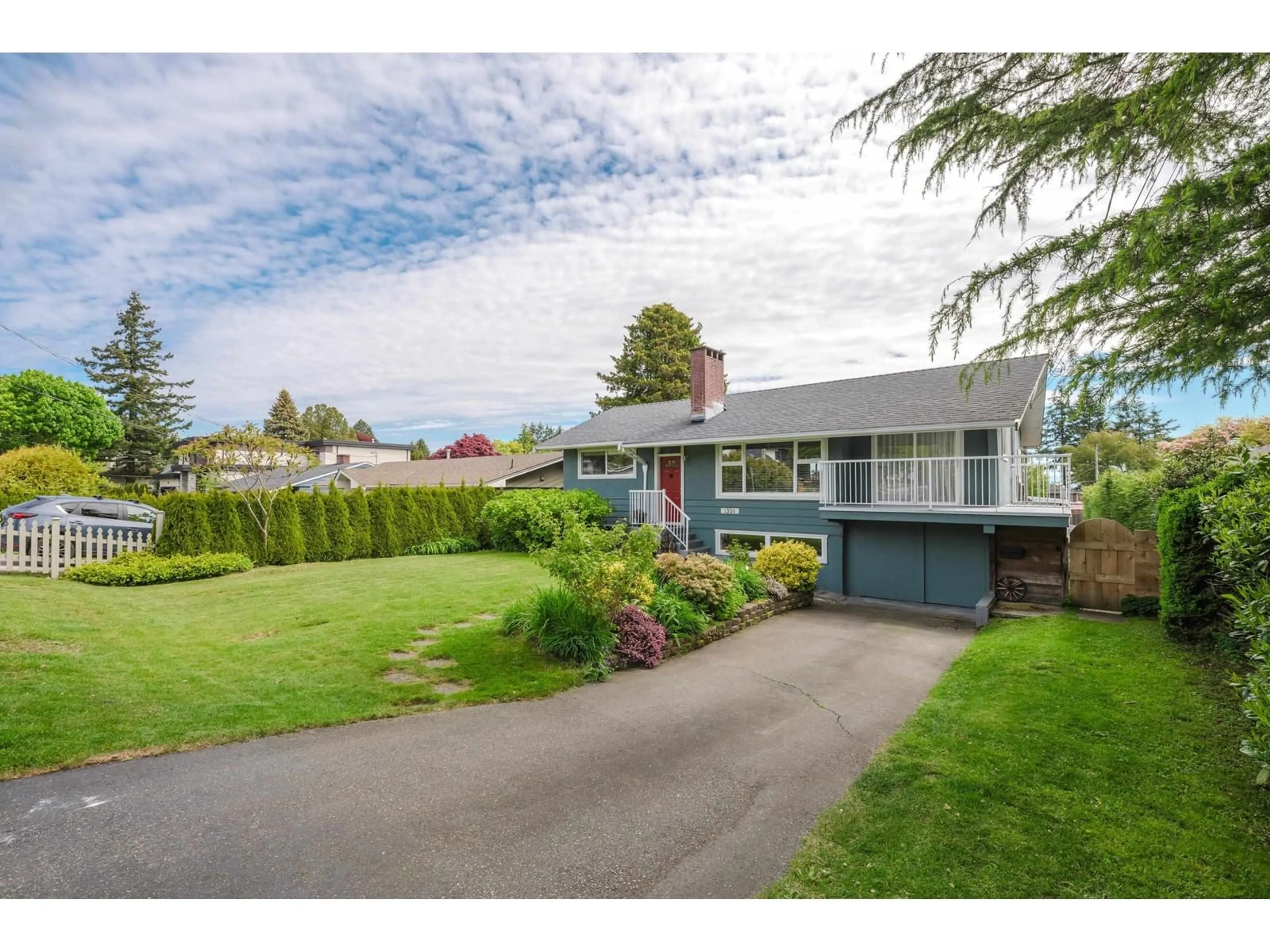 A pic from outside/outdoor area/front of a property/back of a property/a pic from drone, street for 1350 FINLAY, White Rock British Columbia V4B4L2