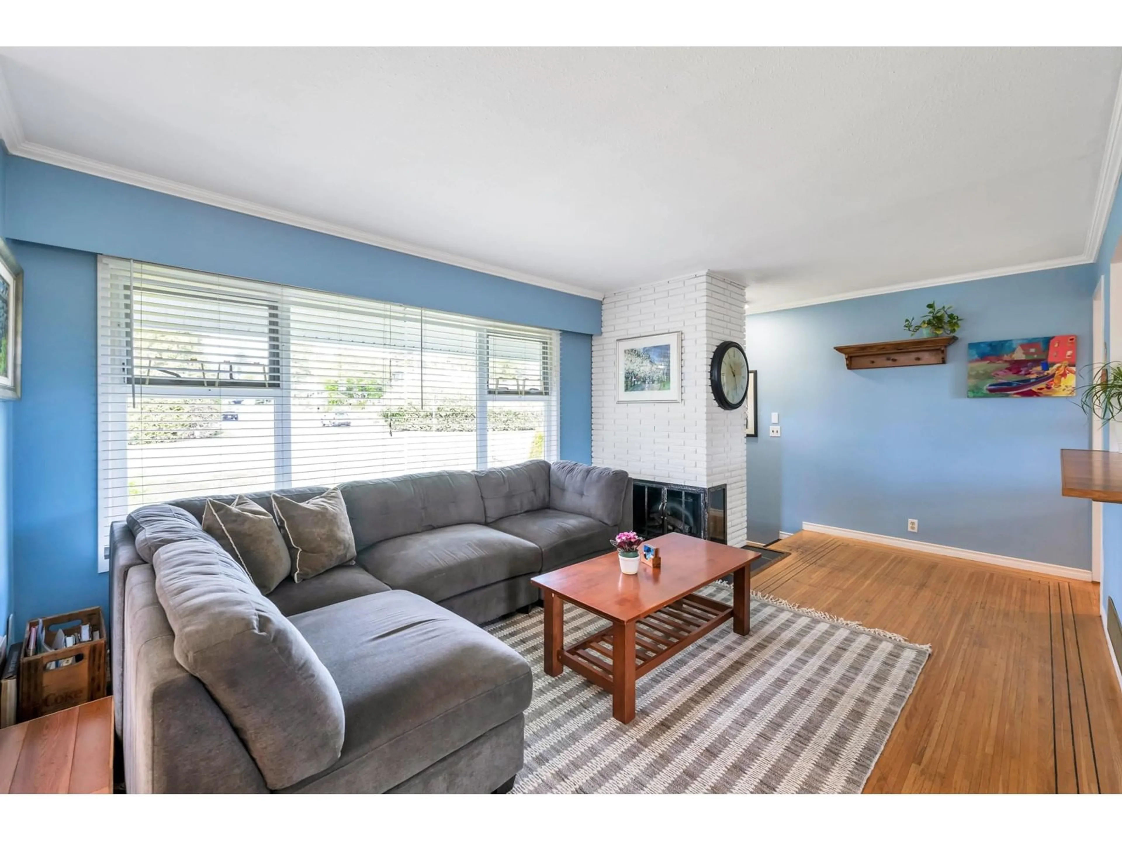 Living room with furniture, wood/laminate floor for 1350 FINLAY, White Rock British Columbia V4B4L2