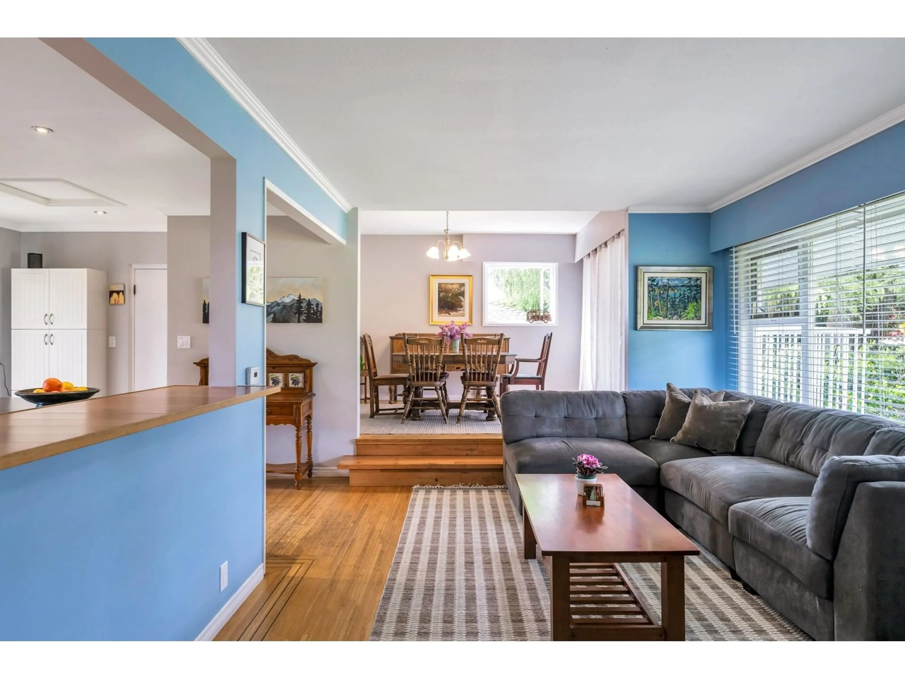 Living room with furniture, wood/laminate floor for 1350 FINLAY, White Rock British Columbia V4B4L2