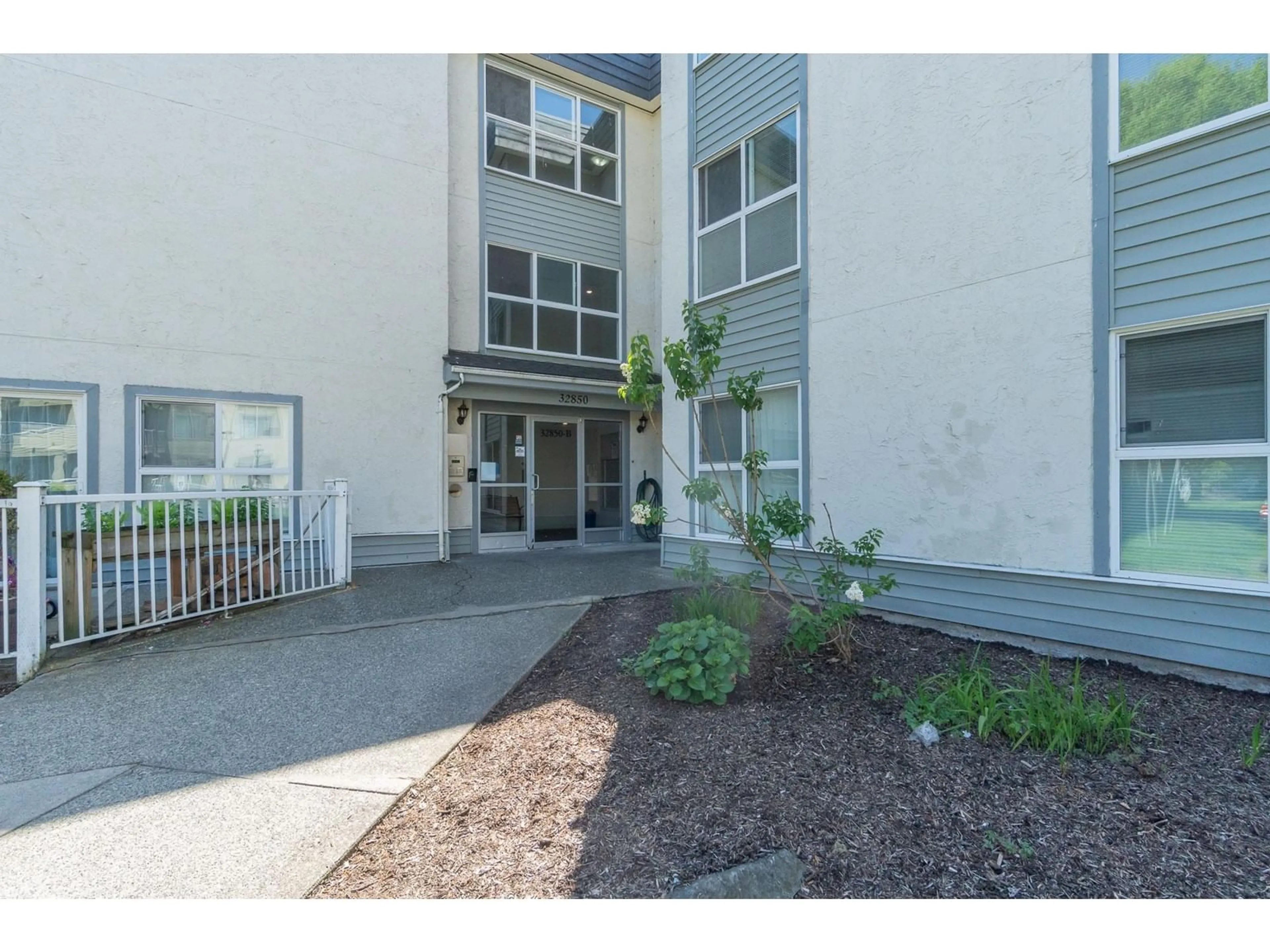 Indoor foyer for 323 - 32850 GEORGE FERGUSON, Abbotsford British Columbia V2S7K1