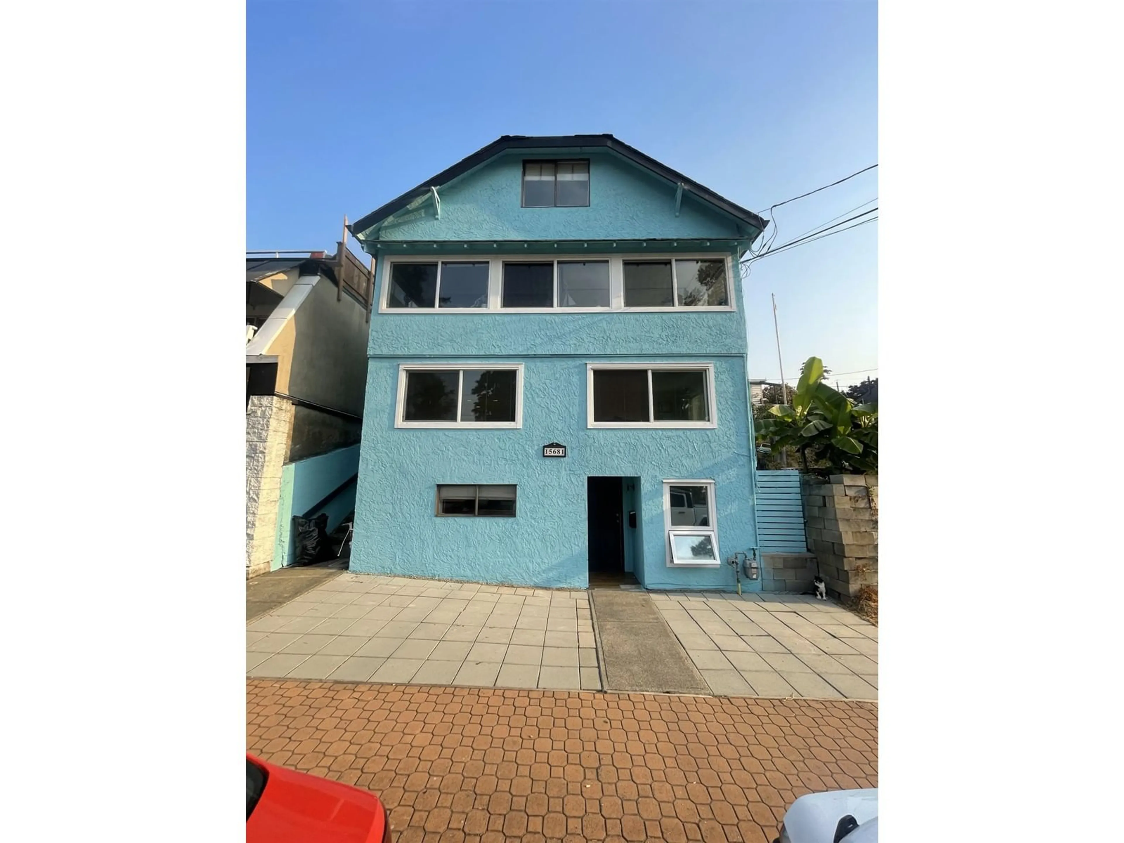 A pic from outside/outdoor area/front of a property/back of a property/a pic from drone, street for 15681 MARINE, White Rock British Columbia V4B1E3