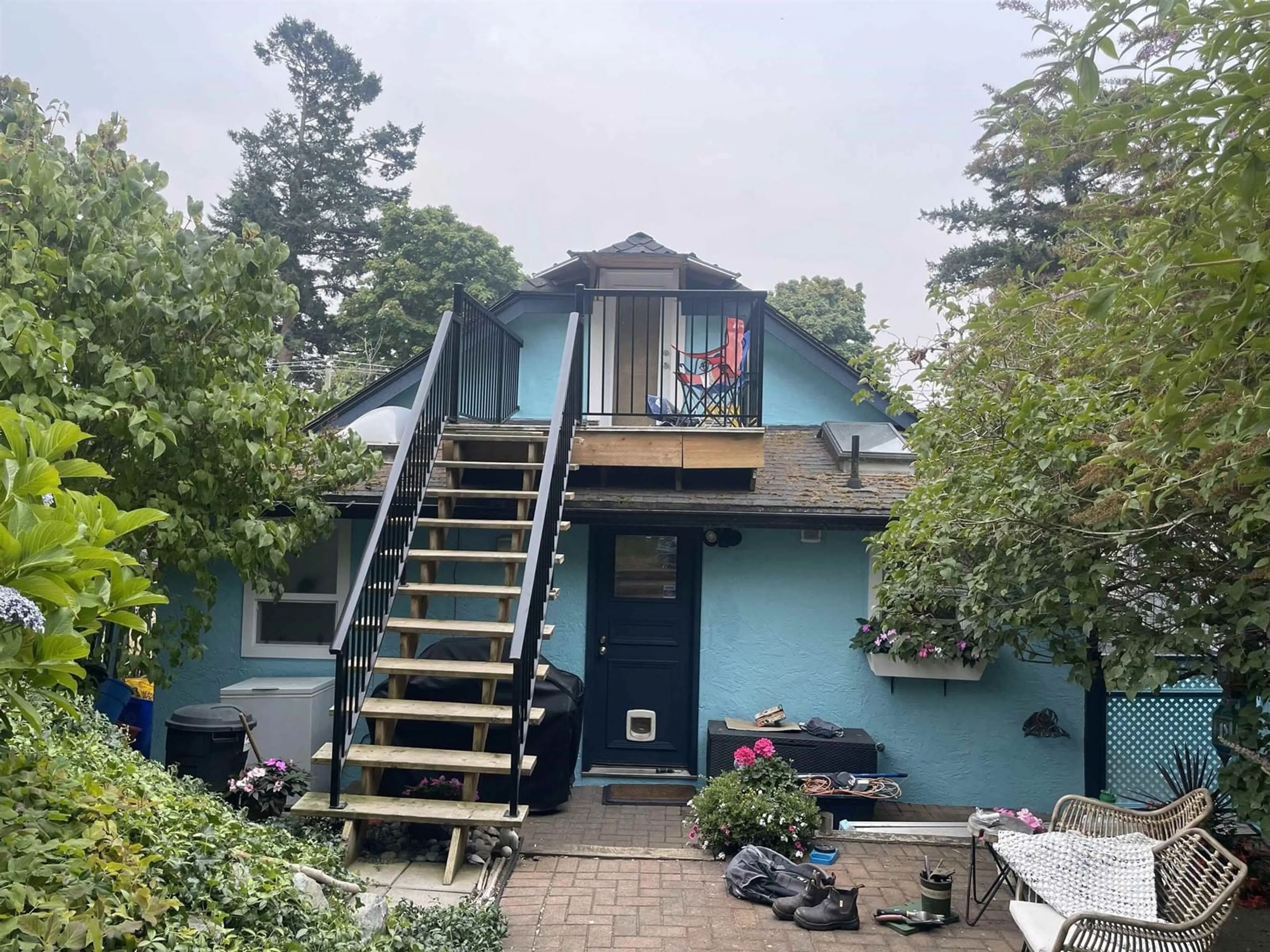 A pic from outside/outdoor area/front of a property/back of a property/a pic from drone, street for 15681 MARINE, White Rock British Columbia V4B1E3