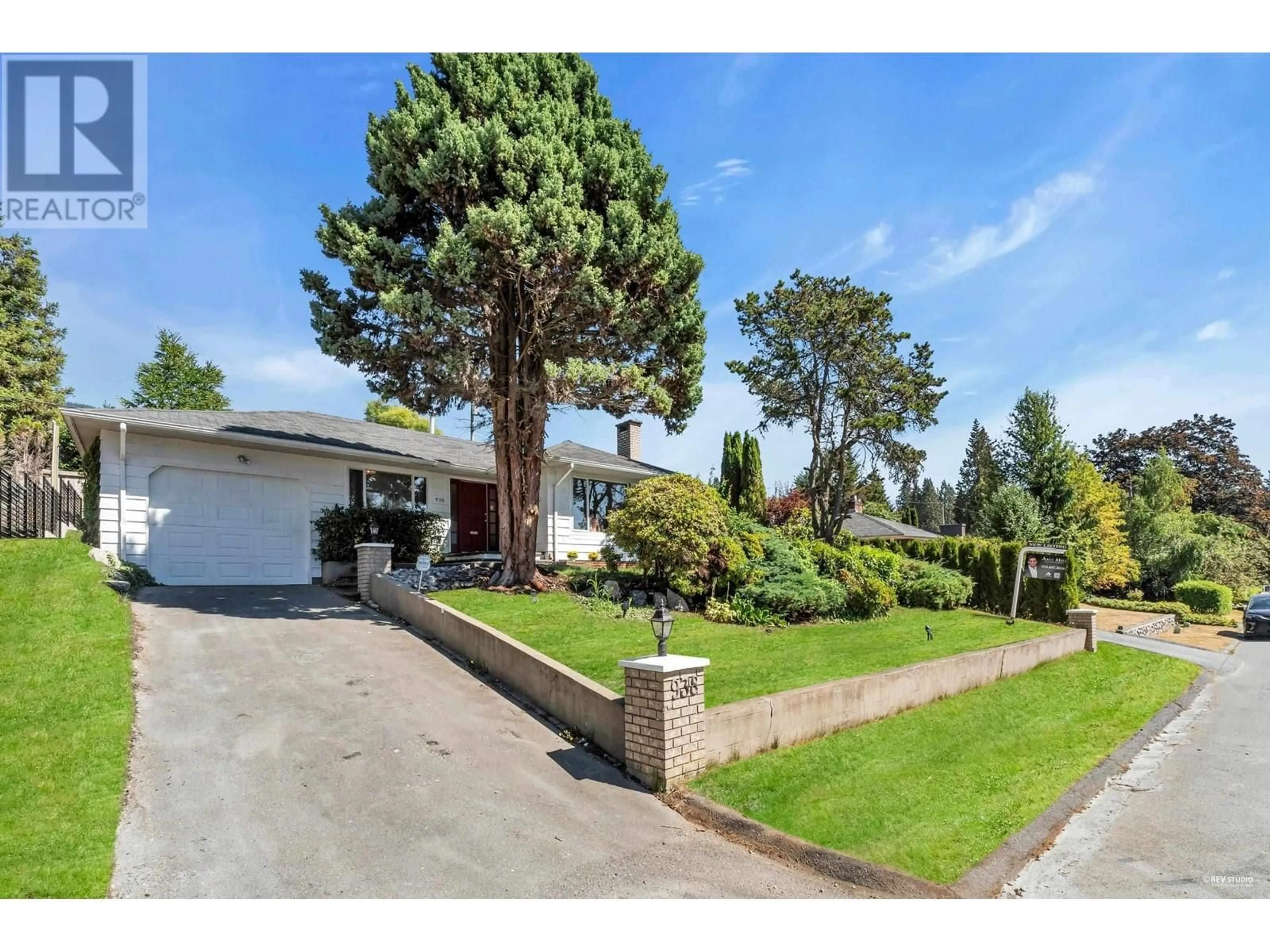 A pic from outside/outdoor area/front of a property/back of a property/a pic from drone, street for 938 LEOVISTA AVENUE, North Vancouver British Columbia V7R1R2
