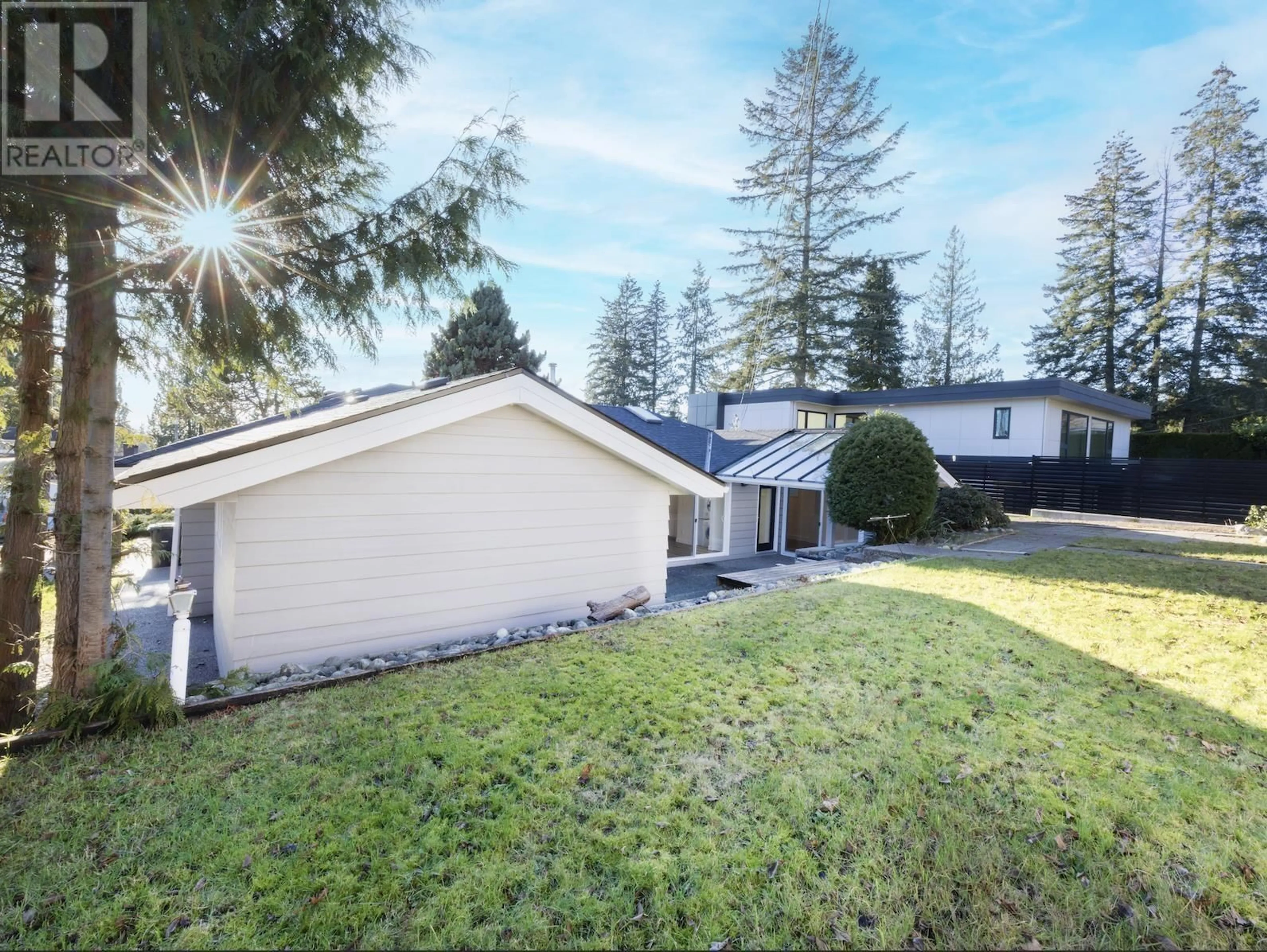 A pic from outside/outdoor area/front of a property/back of a property/a pic from drone, street for 938 LEOVISTA AVENUE, North Vancouver British Columbia V7R1R2