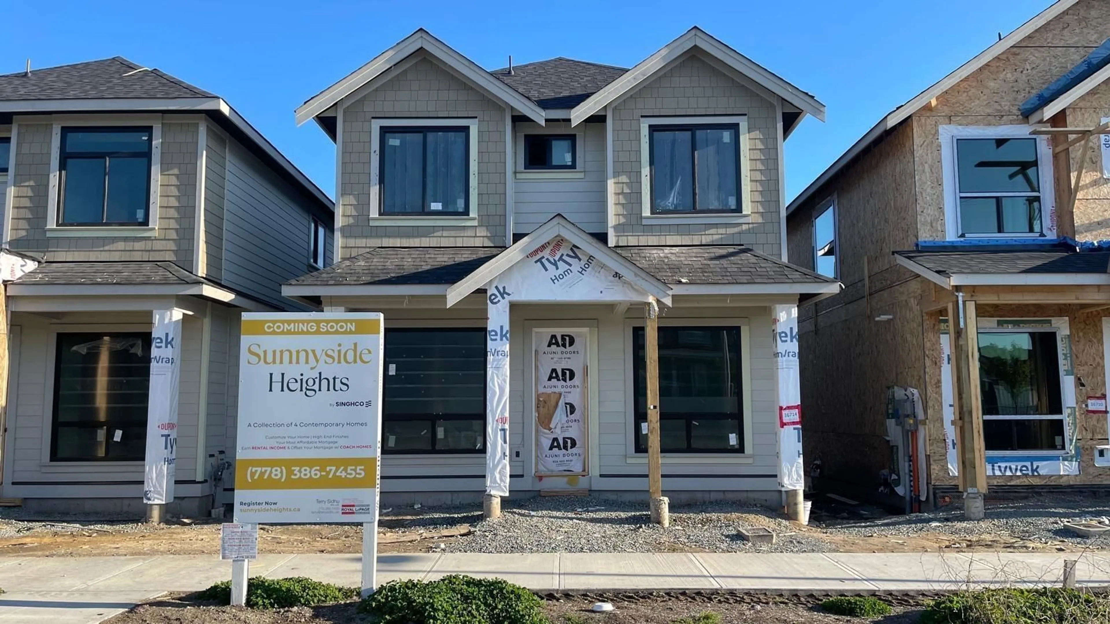 Home with vinyl exterior material, building for 16714 20, Surrey British Columbia V3Z9M9