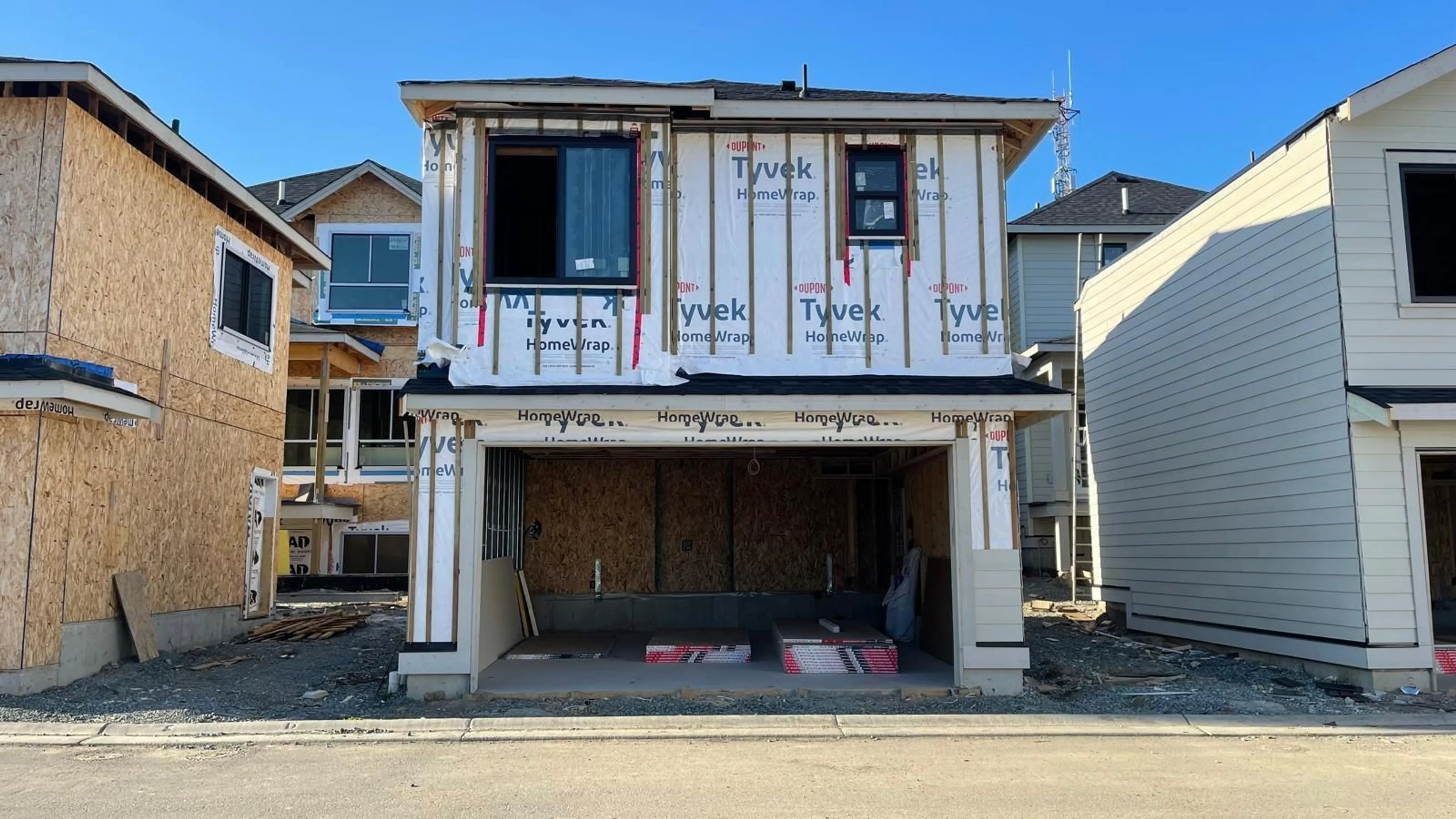 Home with vinyl exterior material, building for 16714 20, Surrey British Columbia V3Z9M9