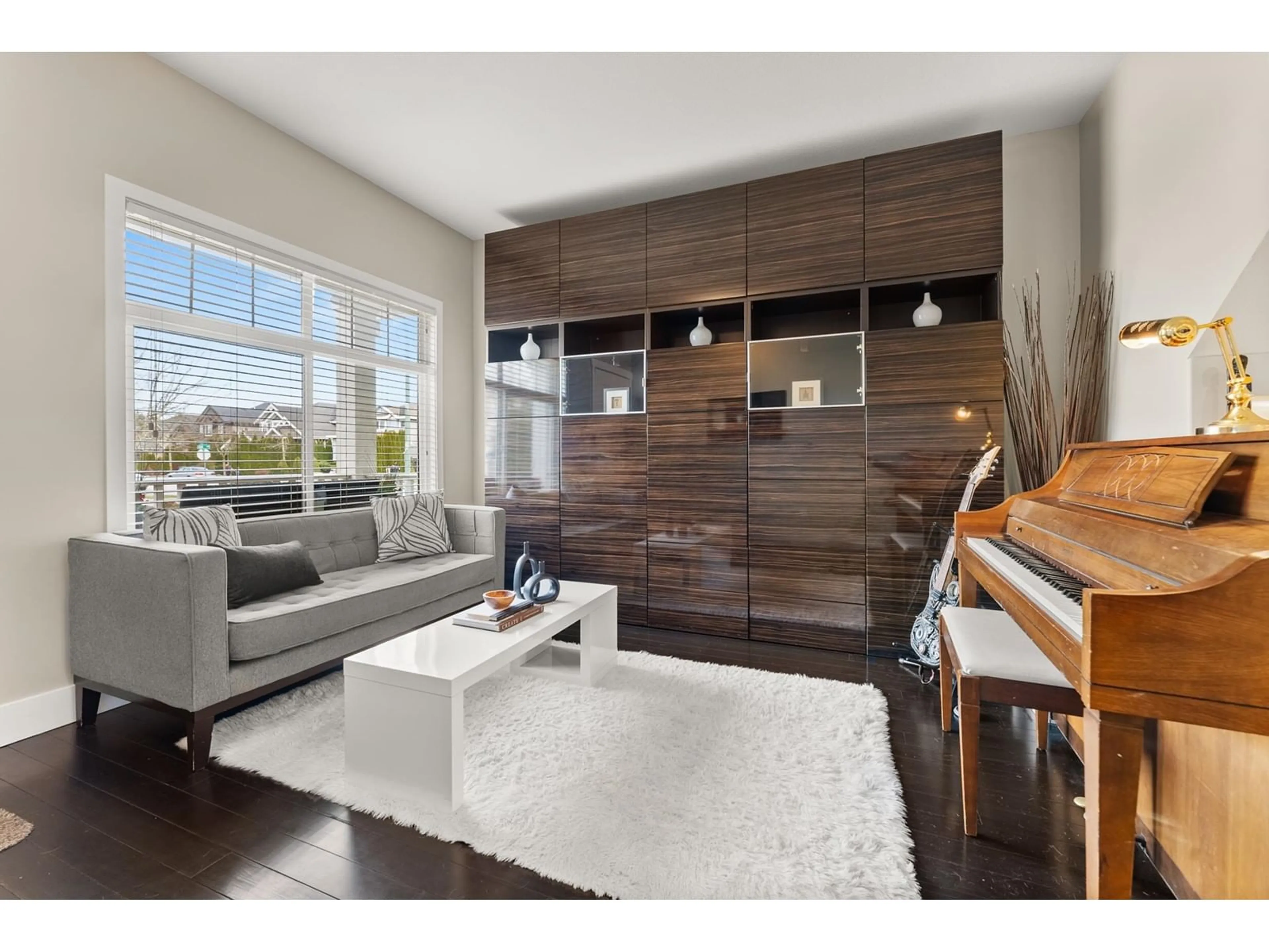 Living room with furniture, wood/laminate floor for 14994 59, Surrey British Columbia V3S3W8