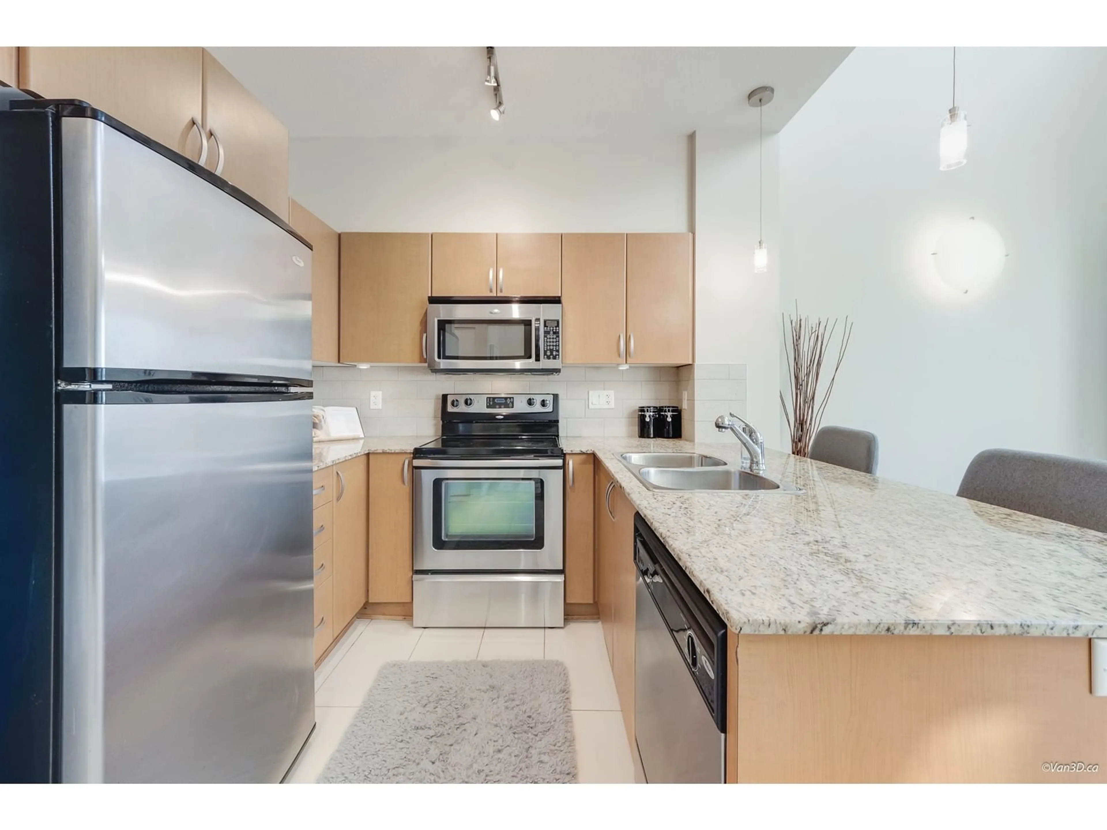 Standard kitchen, ceramic/tile floor for 403 - 13733 107A, Surrey British Columbia V3T0B7