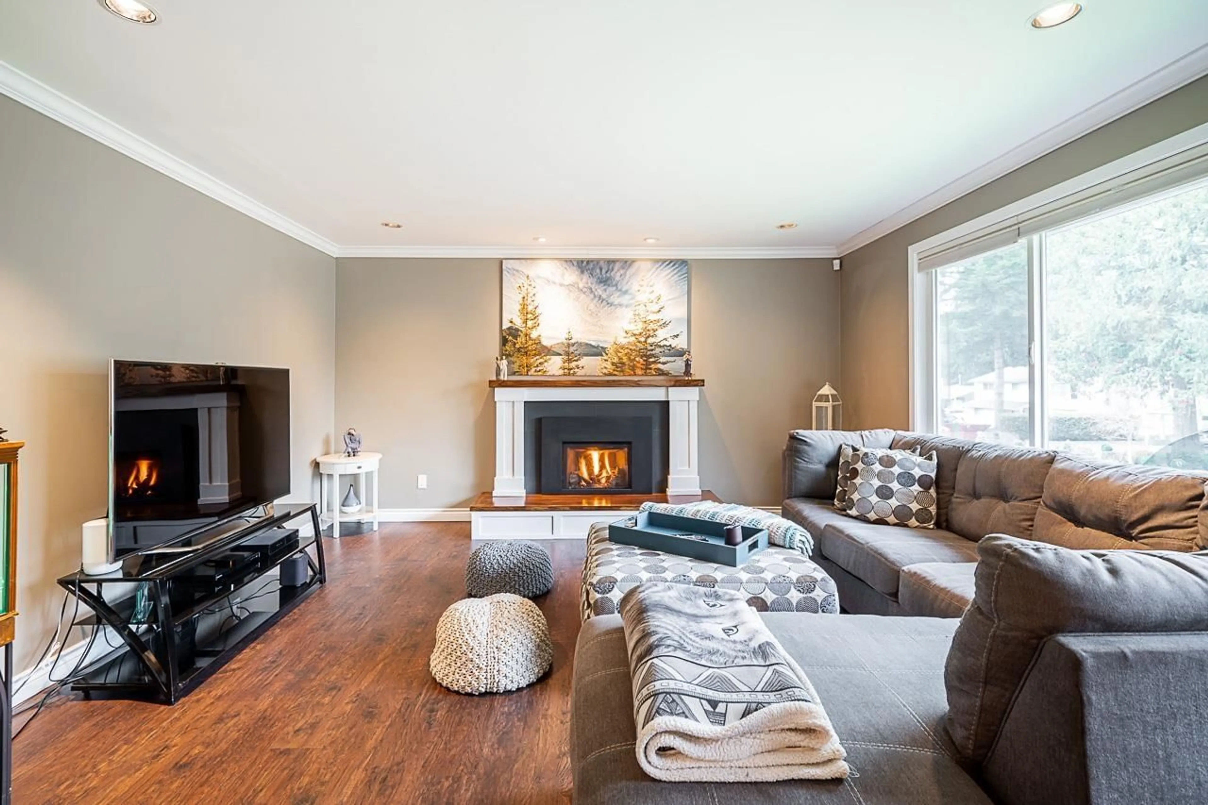 Living room with furniture, wood/laminate floor for 20900 45A, Langley British Columbia V3A3G5