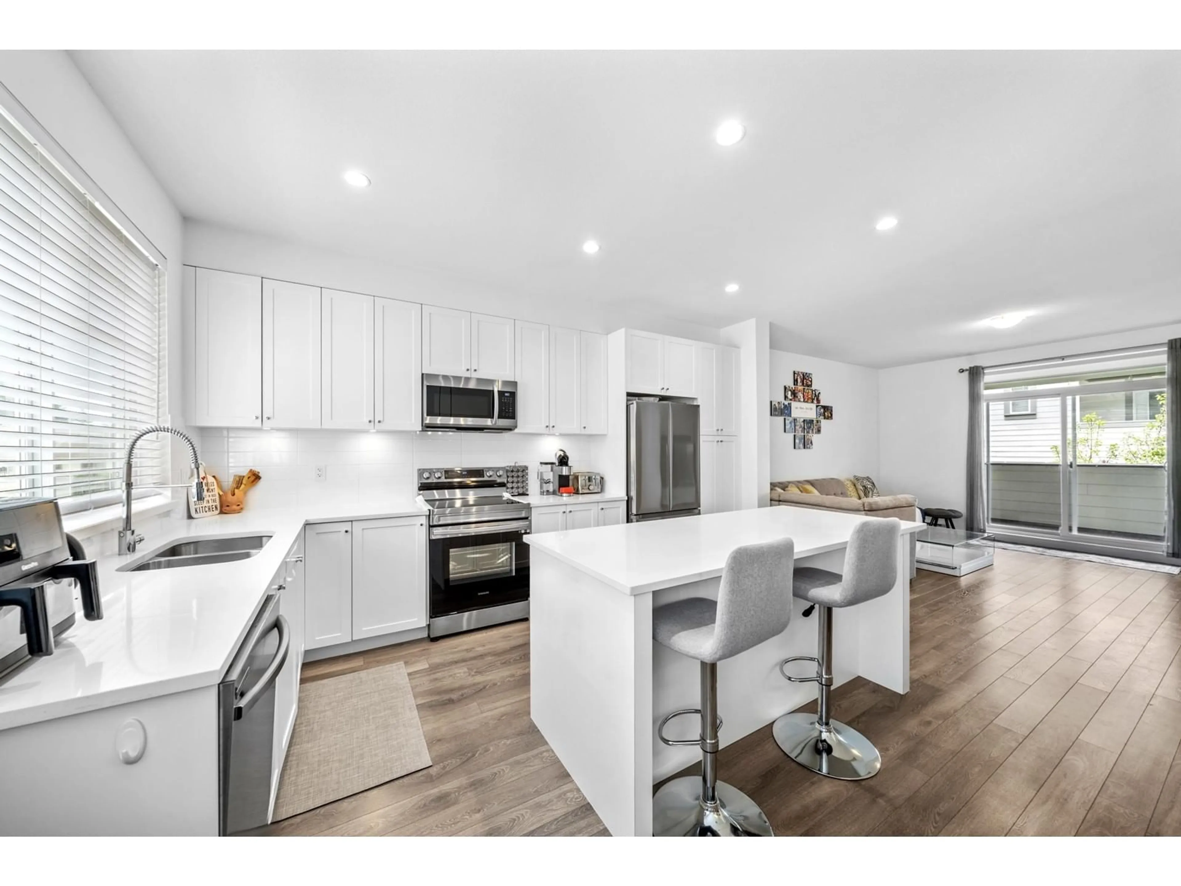 Open concept kitchen, unknown for 35 - 15487 99A, Surrey British Columbia V3R0G9