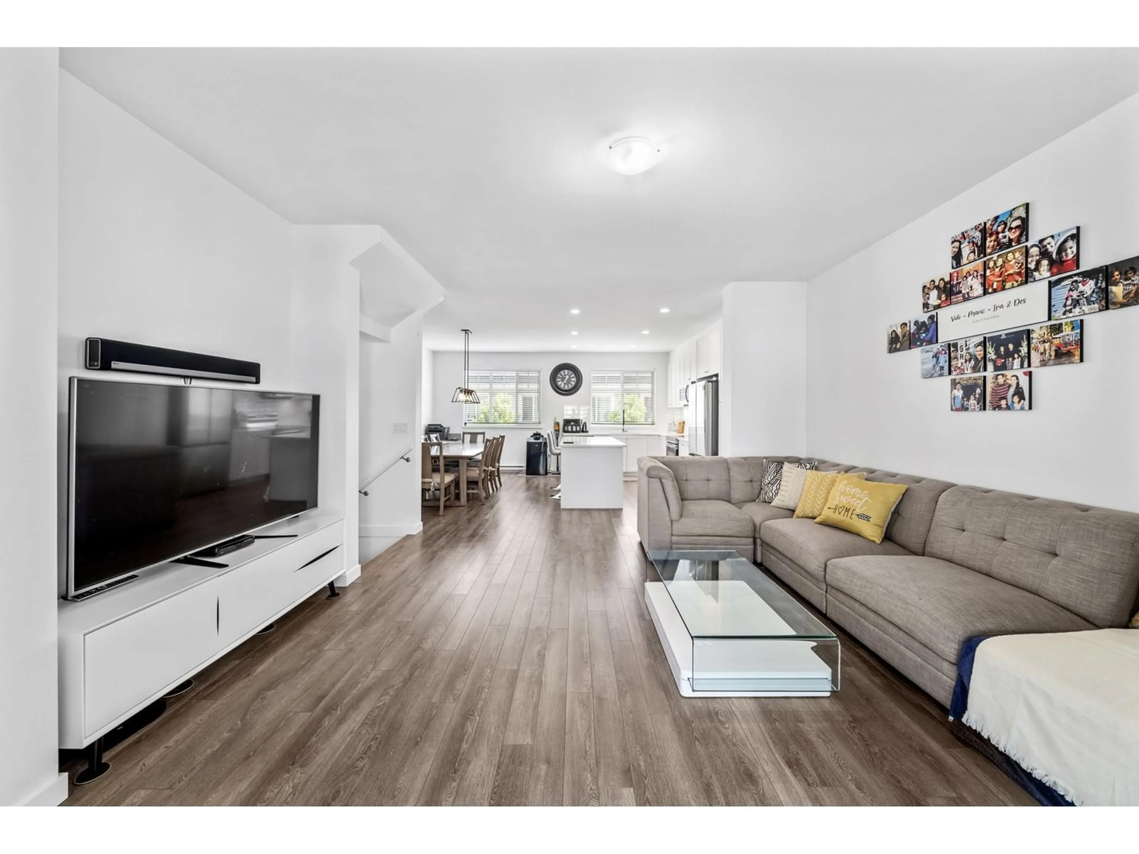 Living room with furniture, wood/laminate floor for 35 - 15487 99A, Surrey British Columbia V3R0G9