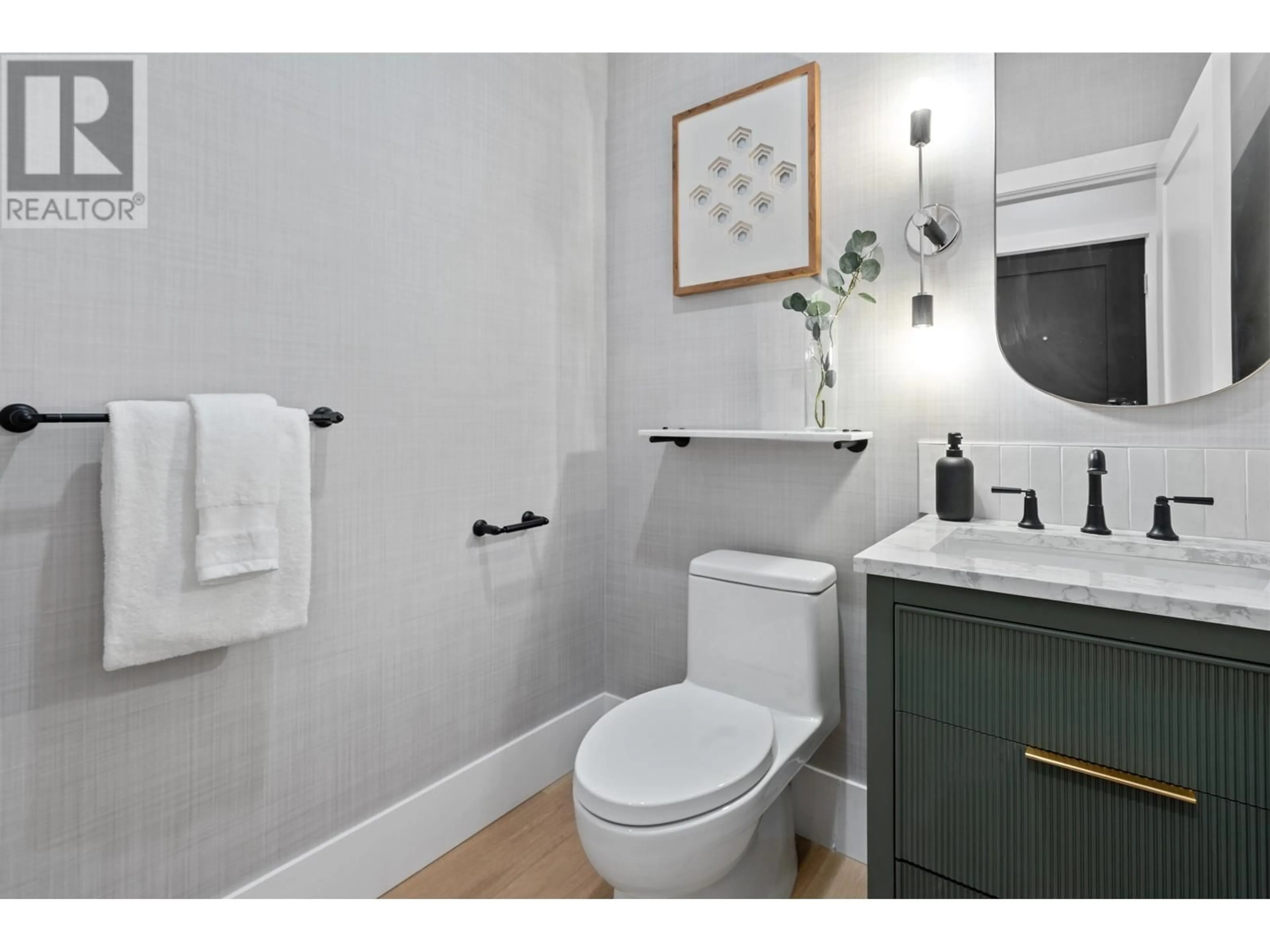 Standard bathroom, ceramic/tile floor for 2 - 4423 W 16TH AVENUE, Vancouver British Columbia V6R3E7