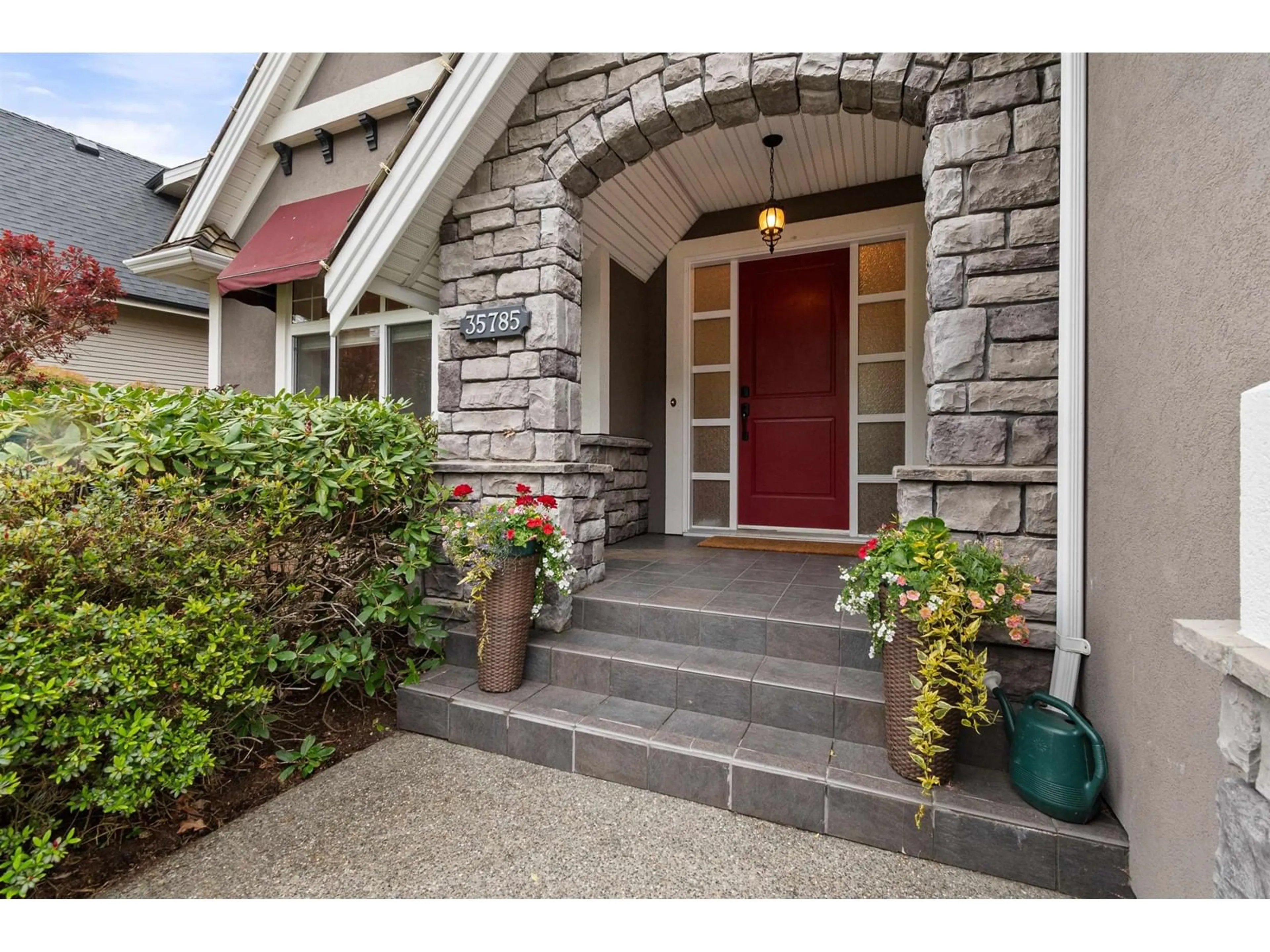 Indoor entryway for 35785 MARSHALL, Abbotsford British Columbia V3G3A4