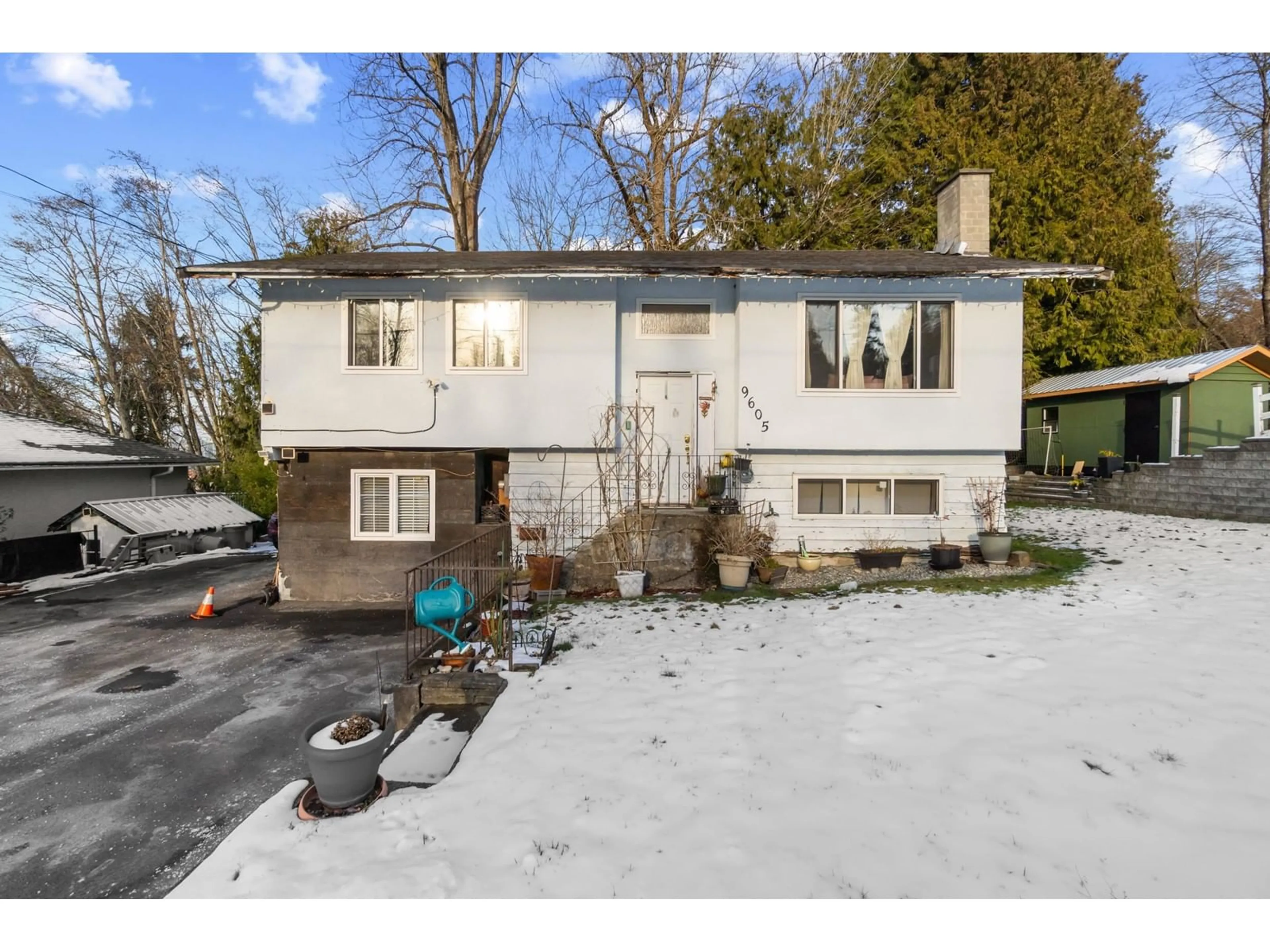 A pic from outside/outdoor area/front of a property/back of a property/a pic from drone, street for 9605 QUEENS, Surrey British Columbia V3V2S2